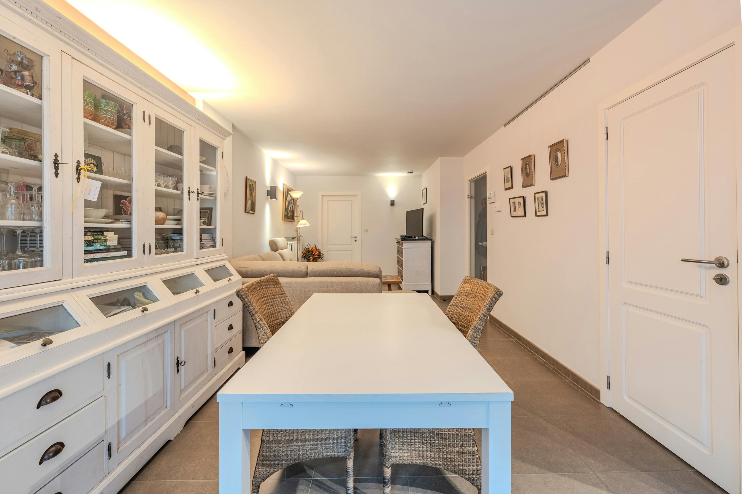 Ruim appartement met 2 slaapkamers vlakbij de Zeedijk ! foto 3