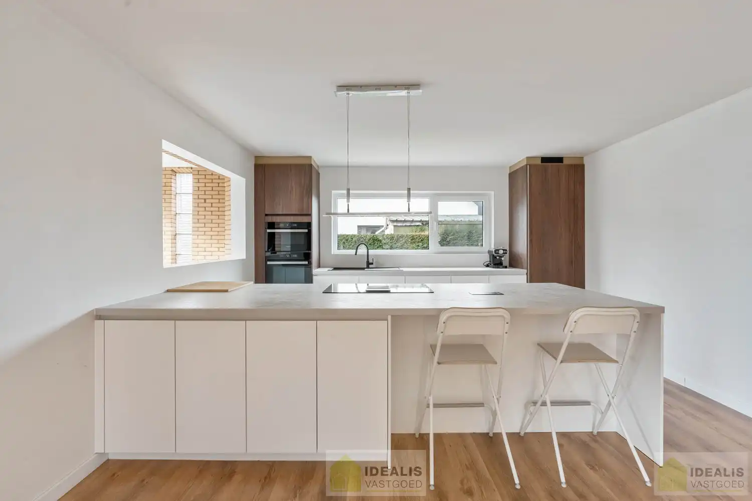 INSTAPKLARE GERENOVEERDE BUNGALOW MET LICHTRIJKE LEEFRUIMTE EN AANSLUITEND ZEER RUIME MODERNE KEUKEN, BADKAMER, VERANDA EN 3 GOEDE SLAAPKAMERS OP EEN KNAP PERCEEL VAN 9A 48A. DAARNAAST IS DE WONING VOLLEDIG ONDERKELDERD! Deze goed ingedeelde woning omvat +-145m² bewoonbare oppervlakte verdeeld over een lichtrijke woonkamer met aansluitend een zeer ruime moderne keuken, badkamer, veranda, 3 goede slaapkamers en tevens is de woning volledig onderkelderd. De woning is gelegen op een aangenaam perceel van 9a 48ca vlakbij het centrum van Bree, op fietsafstand van winkels, horeca en scholen,… Zeer geschikt voor kandidaten op zoek naar een gerenoveerde woning die ruimte en rust biedt doch dicht bij allerlei faciliteiten is gelegen. foto 5