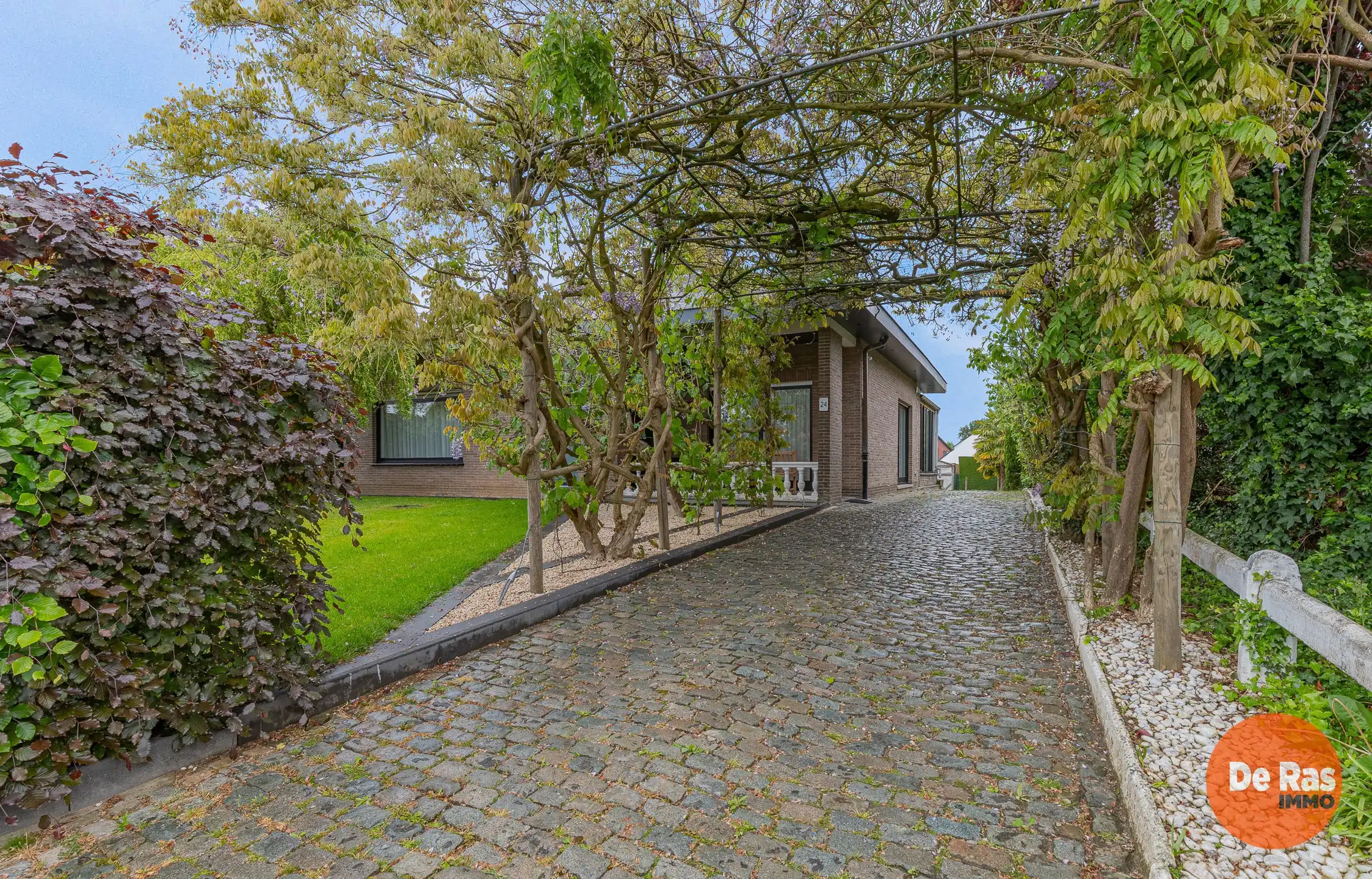 HERZELE  - Totaal gerenoveerde bungalow in rustige wijk foto 28