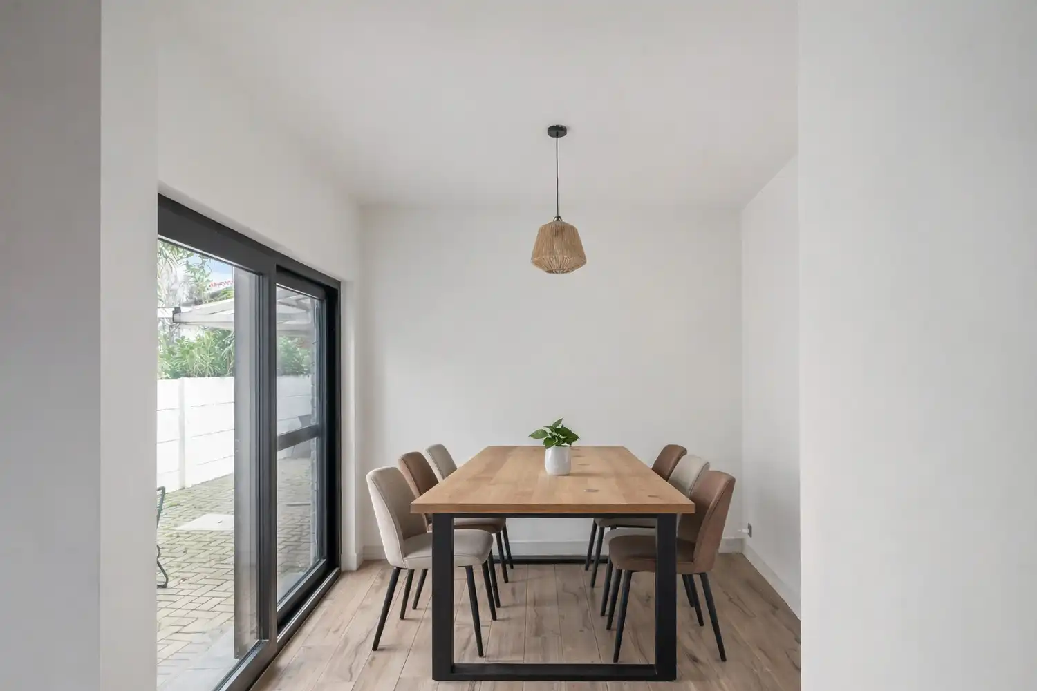 INSTAPKLARE, TRENDY HALFOPEN BEBOUWING MET TUIN EN MODERNE TECHNIEKEN foto 19