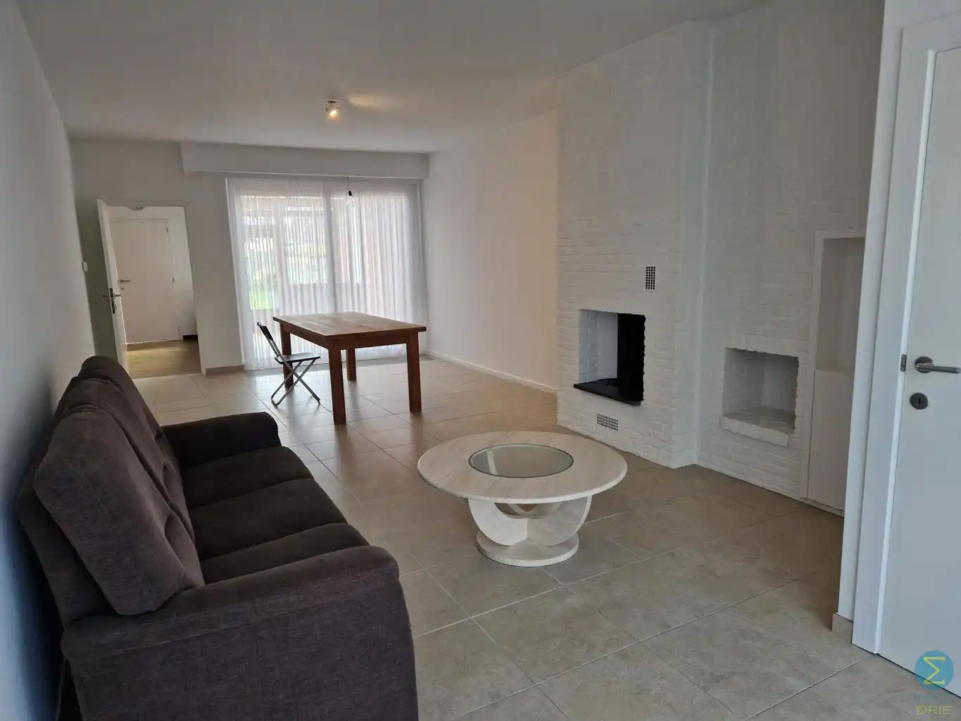 Woning met 3 slaapkamers en inpandige garage op 328m² foto 2