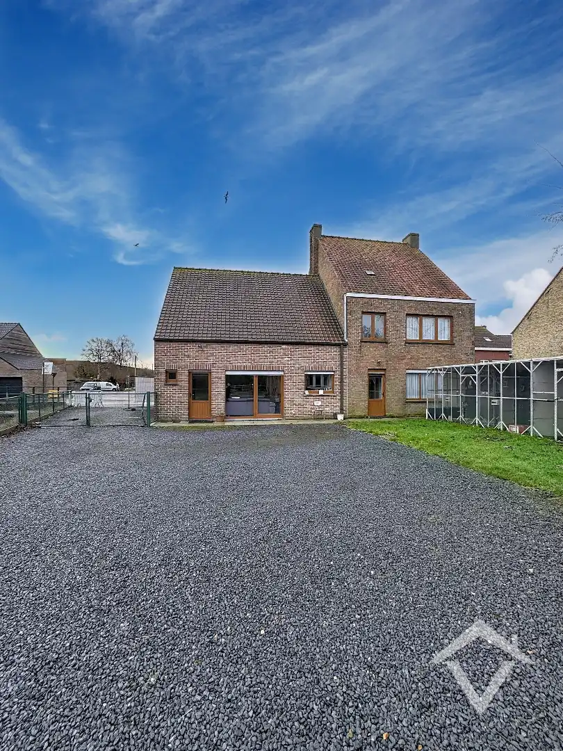 Alleenstaande woning met naastliggend stuk bouwgrond en weide te Eernegem foto 4