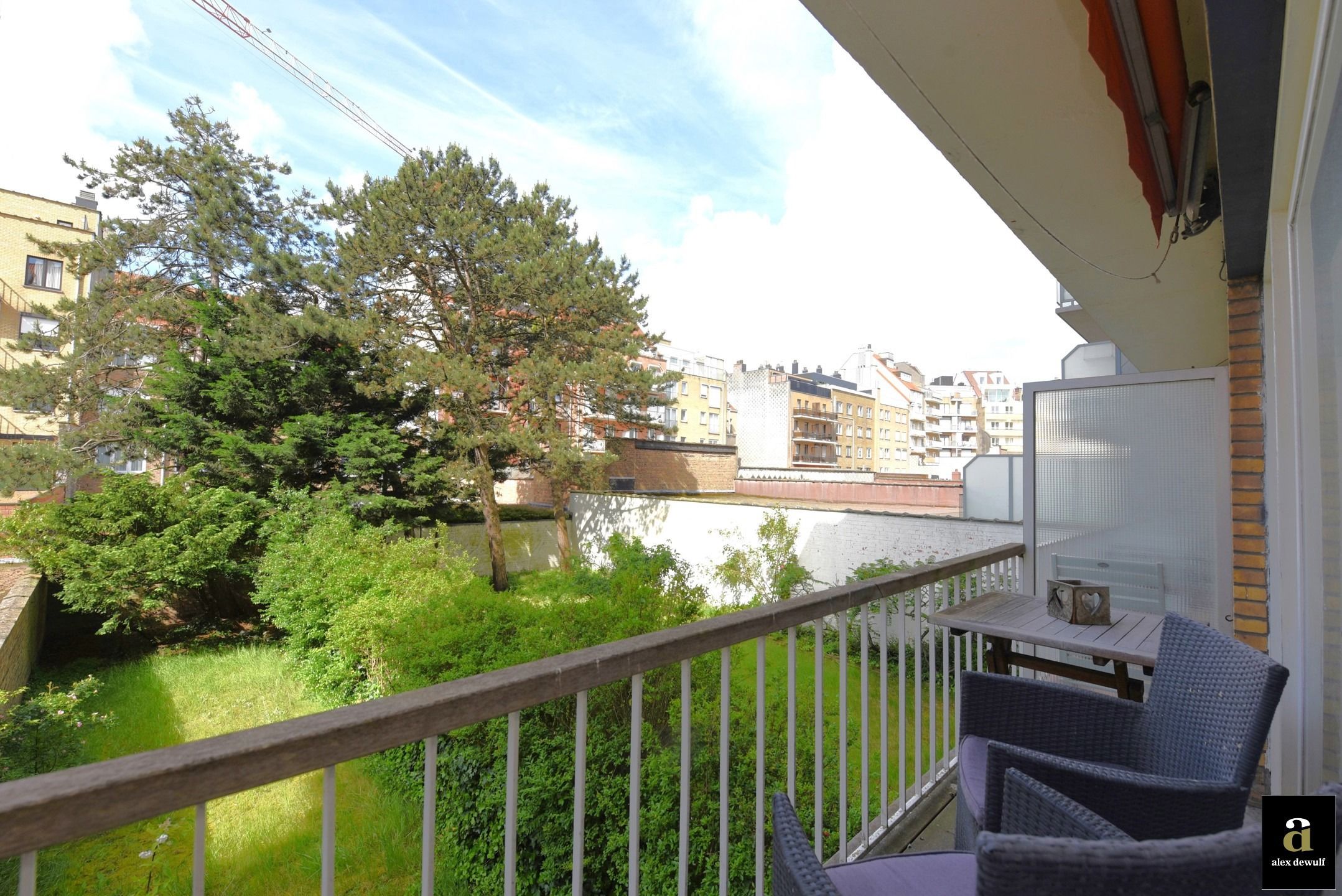 Moderne gemeubelde studio met terras vlakbij het strand foto 9