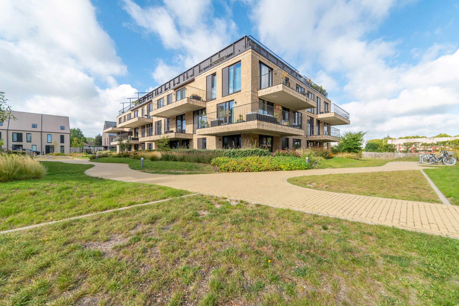 Nieuwbouwappartement (2020) op de tweede verdieping.  foto {{pictureIndex}}