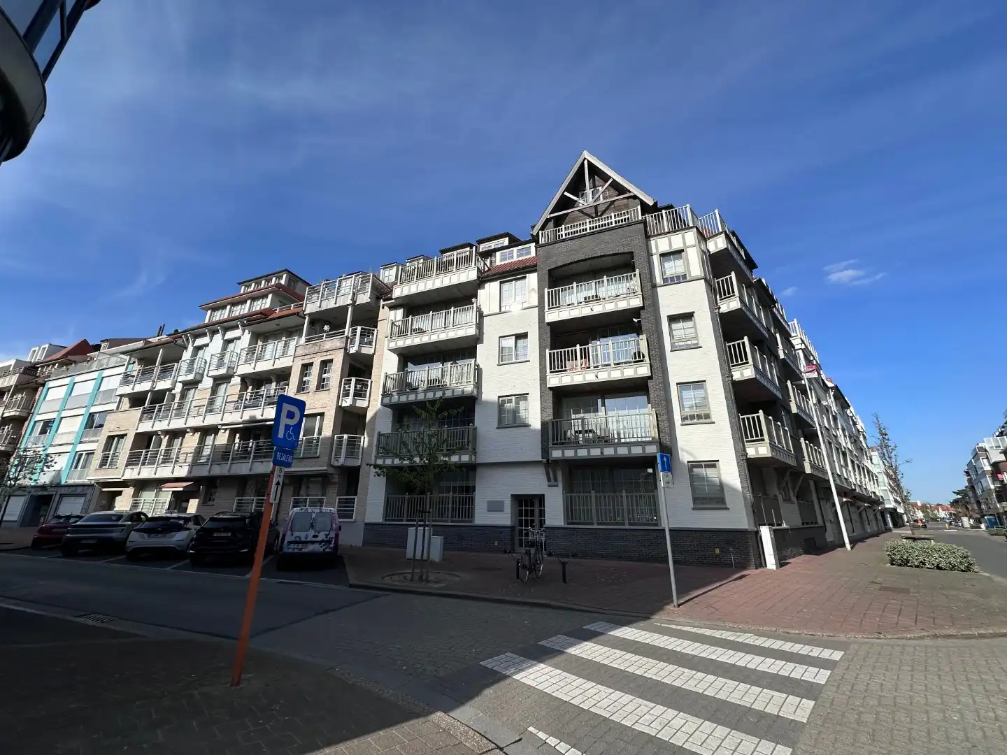 Goed bereikbare garagebox aan de Zoutelaan in Knokke foto {{pictureIndex}}