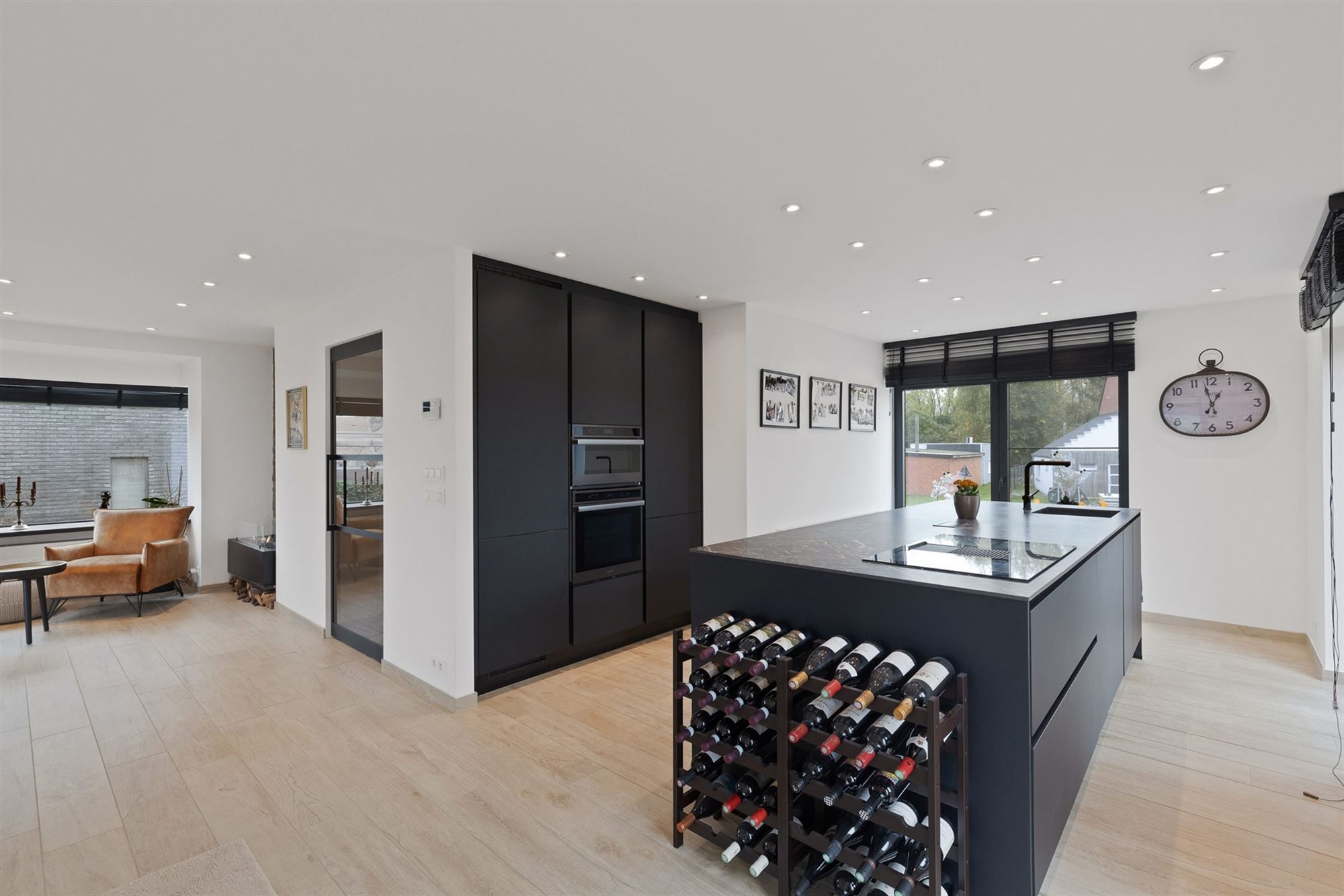 UITERST KNAP GERENOVEERDE WONING MET 3 SLAAPKAMERS GELEGEN OP EEN ZONNIG GEORIËNTEERD PERCEEL TE PAAL foto 12