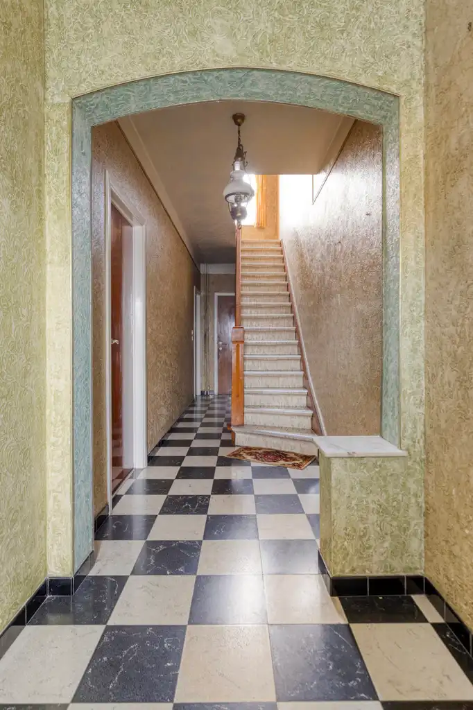 Ruime te renoveren tweegevelwoning op gunstige locatie foto 2