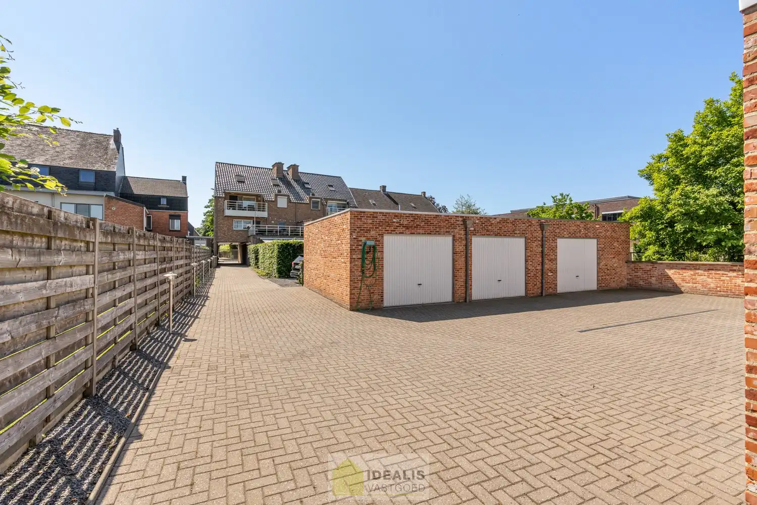 IDEALIS VASTGOED - PRACHTIG  EN LUXUEUS GELIJKVLOERS APPARTEMENT VAN MAAR LIEFST +-122M² IN EEN KLEINSCHALIGE RESIDENTIE MET 2 SLAAPKAMERS, AANGENAME LEEFRUIMTE MET AANSLUITEND KEUKEN MET KEUKENEILAND, BADKAMER VOORZIEN VAN BAD EN DOUCHE, ZEER RUIME GARAGE (+-28M²) EN TERRAS MET AANGELEGDE TUIN . Zeer geschikt voor kandidaten op zoek naar betaalbare woonruimte in zeer goede staat vlak bij de stadskern van Bree! foto 27