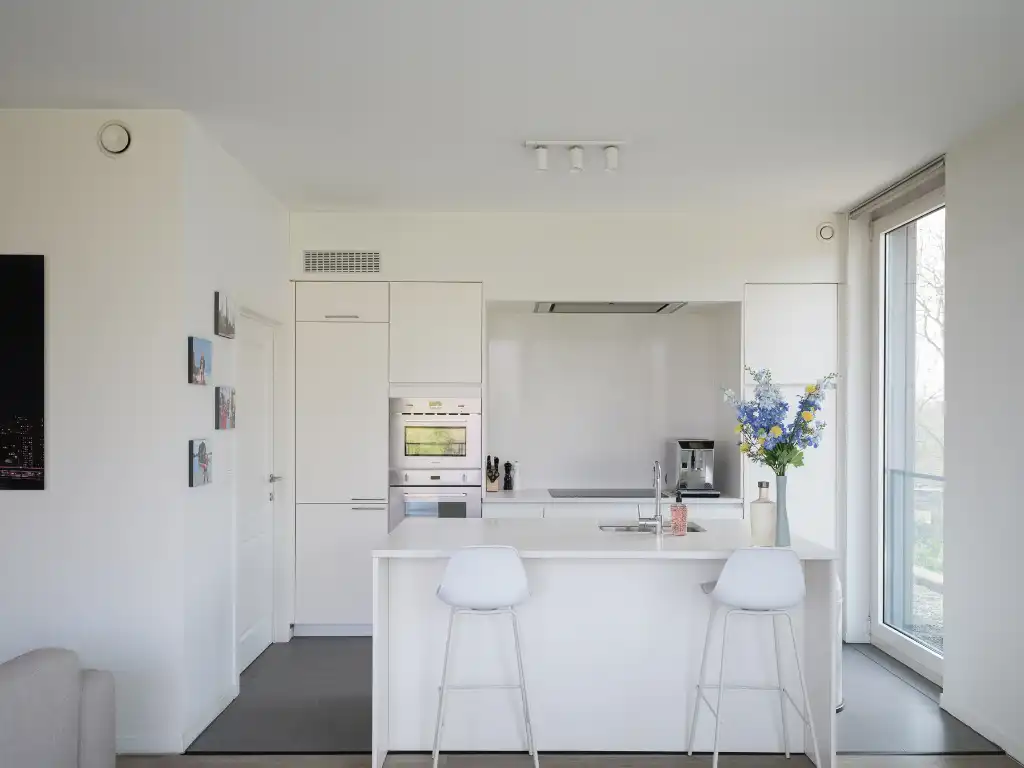 Lichtrijke penthouse met 3 slaapkamers, ruim zonneterras en twee overdekte staanplaatsen met groen uitzicht op fietsafstand van het centrum van Gent. foto 6