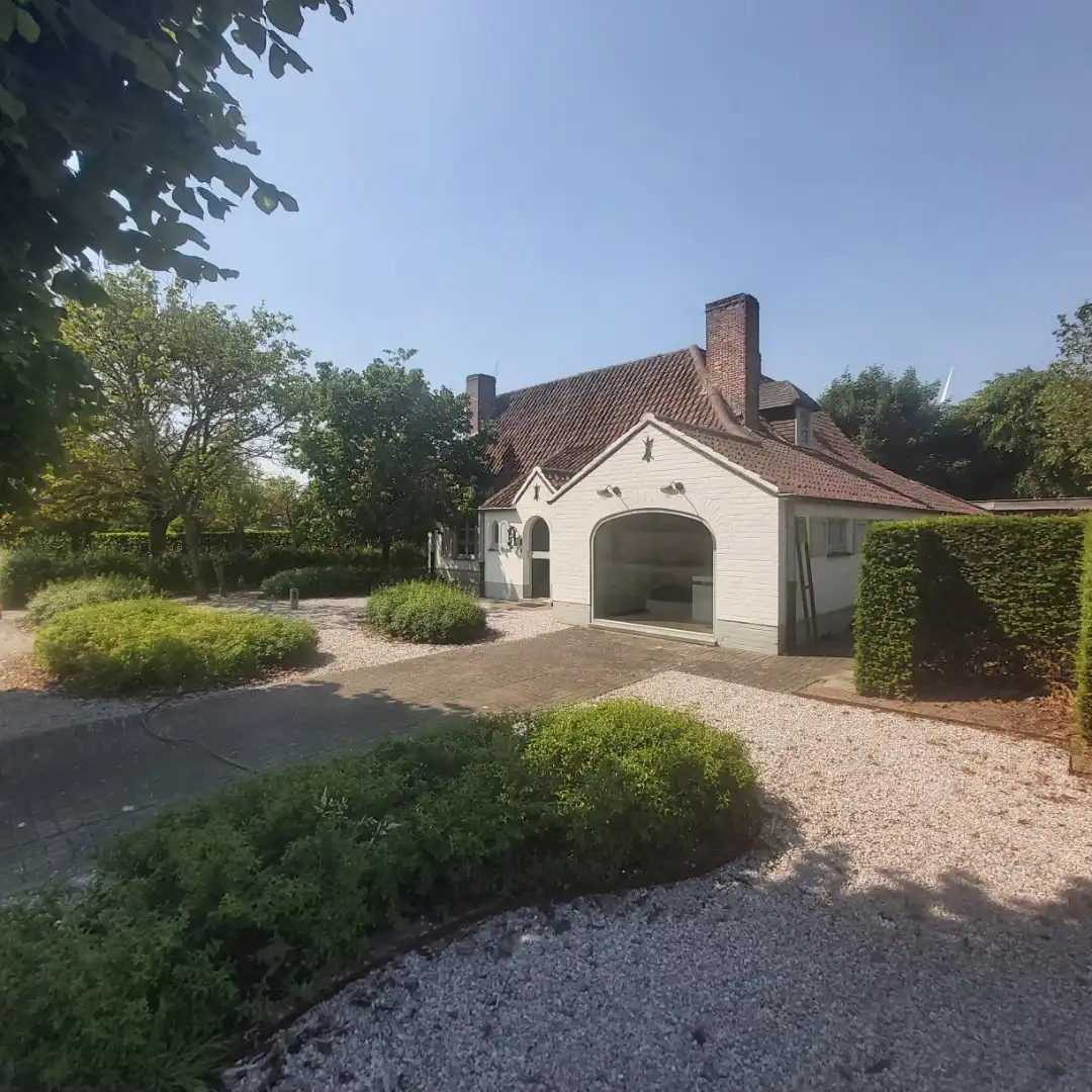 Uniek kantoorgebouw  te Izegem foto {{pictureIndex}}