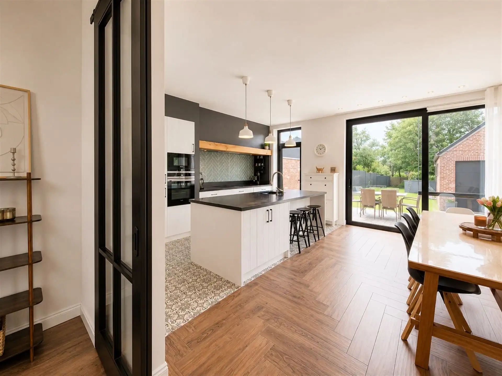 Stijlvolle halfopen pastorijwoning met praktijkruimte, 4 slaapkamers, garage en zonnige tuin op bijna 10 are foto 17