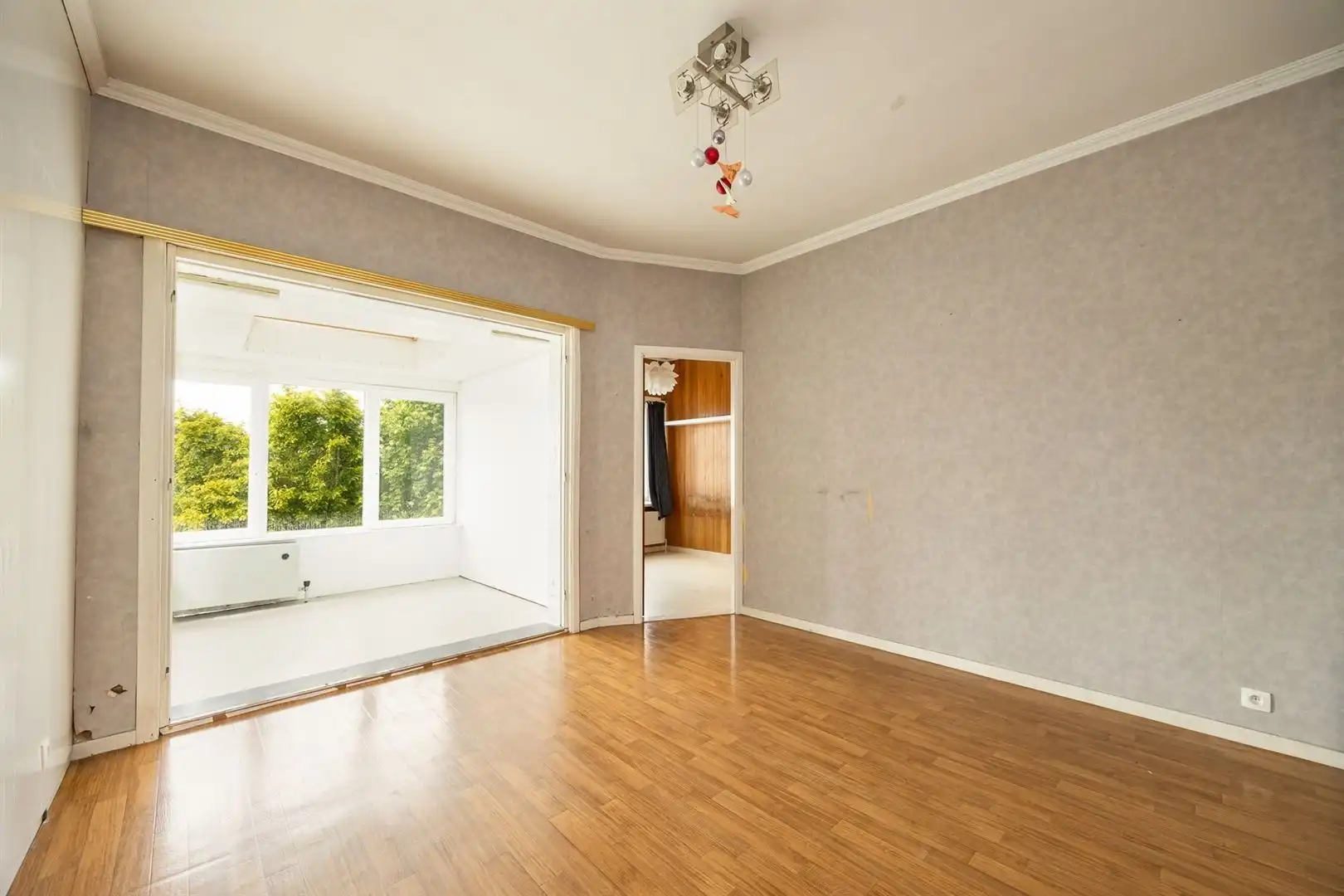 Ruime gezinswoning met zonnige tuin en renovatiepotentieel foto 8