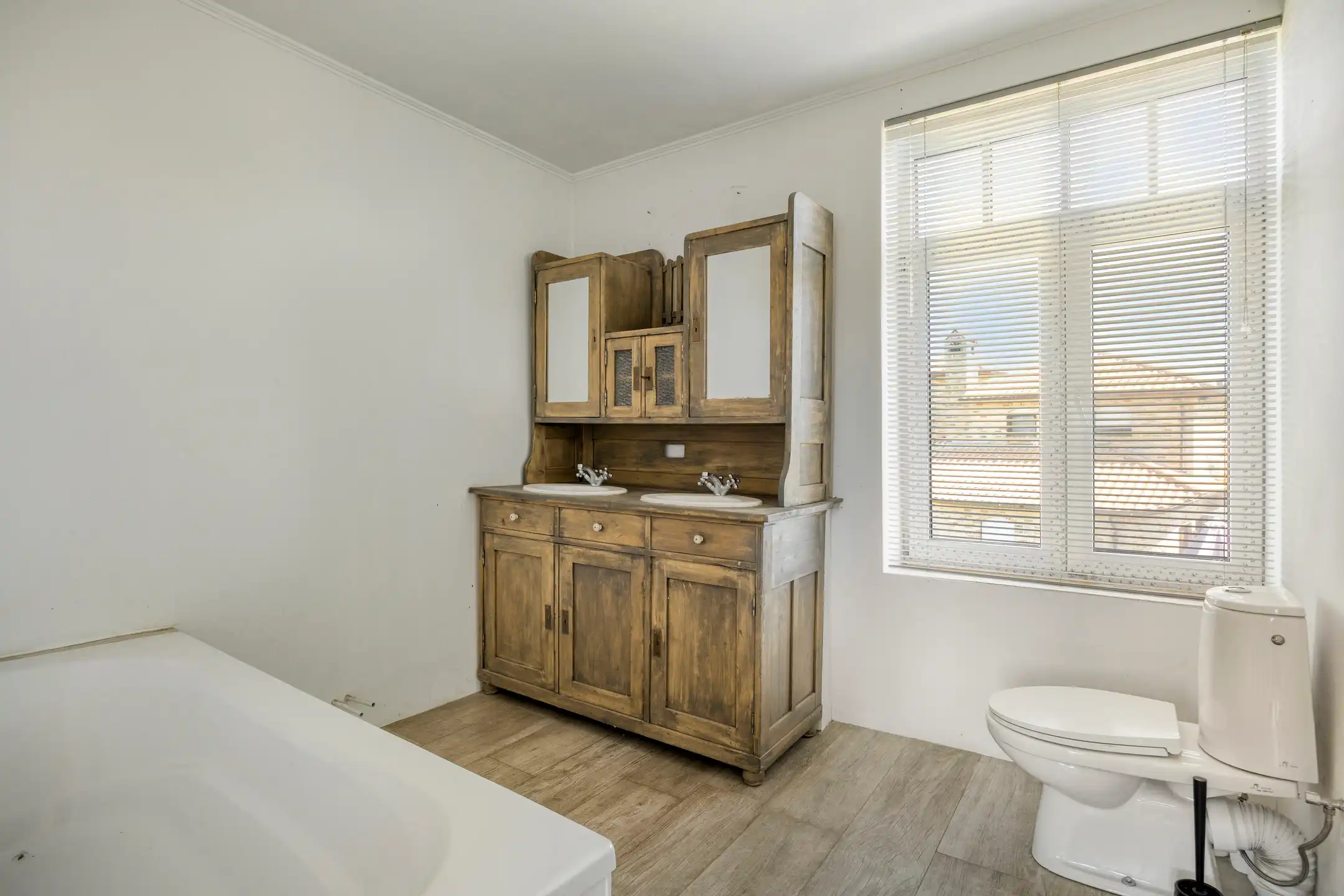 Deels gerenoveerde woning met prachtig verzicht op 14 are foto 11