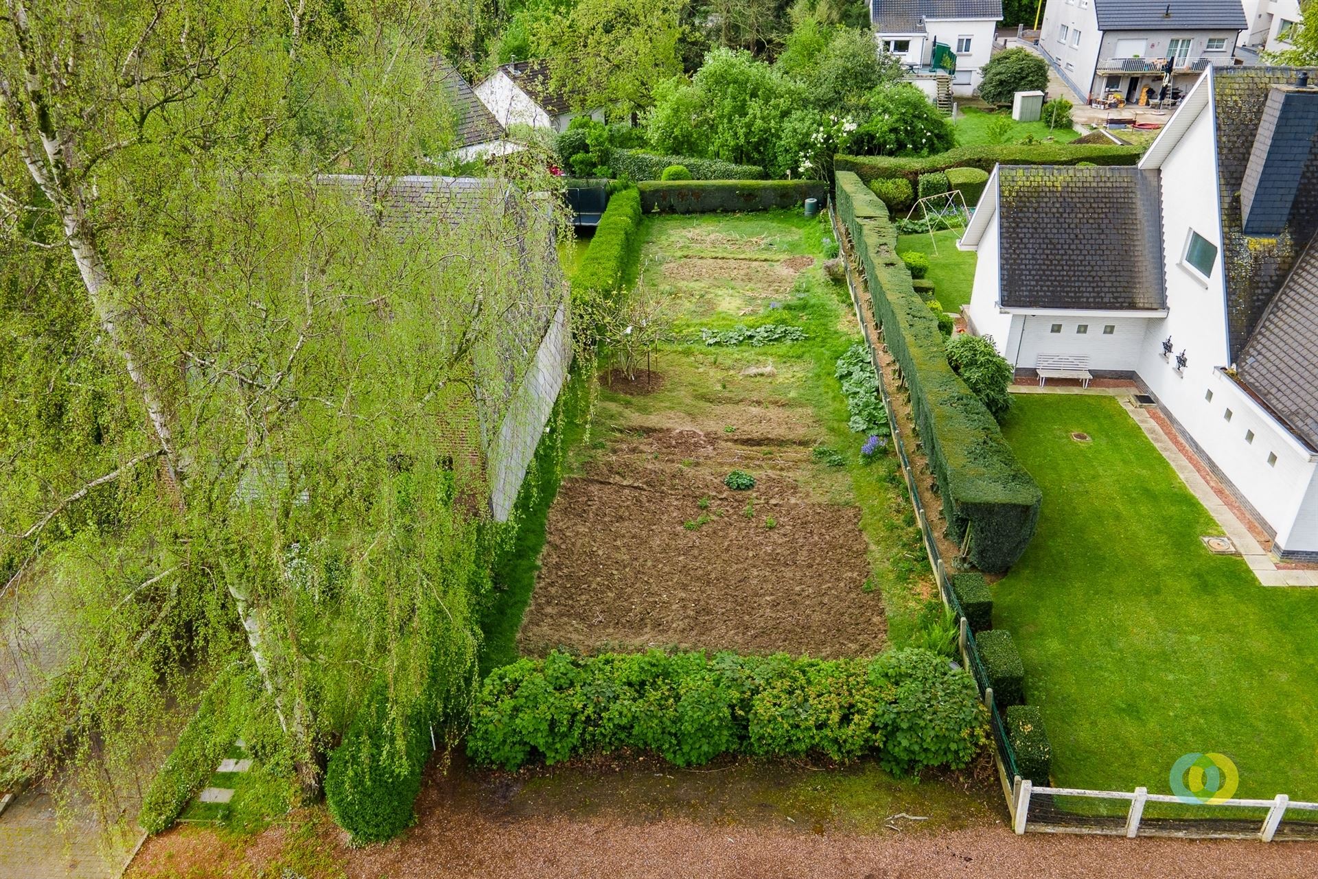 zuidgeoriënteerde bouwgrond in rustige straat foto 3