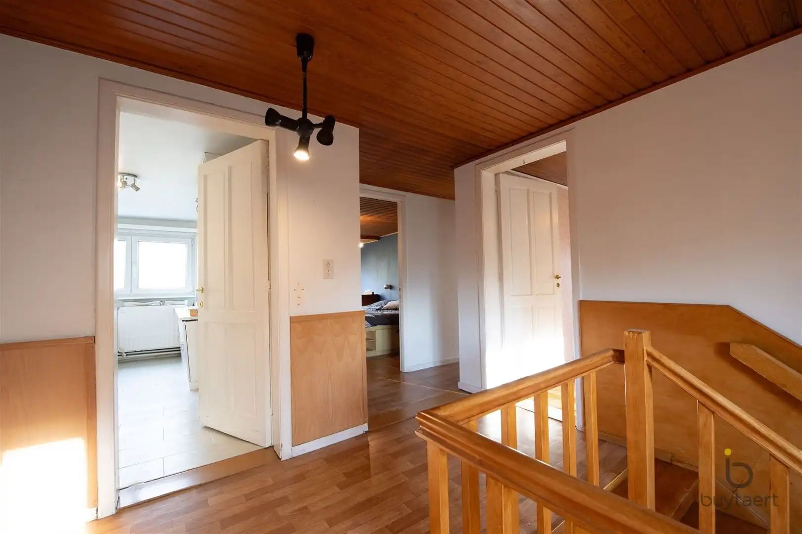 Veel renovatiepotentieel in ruime rustig gelegen familiewoning midden in het groen! foto 26