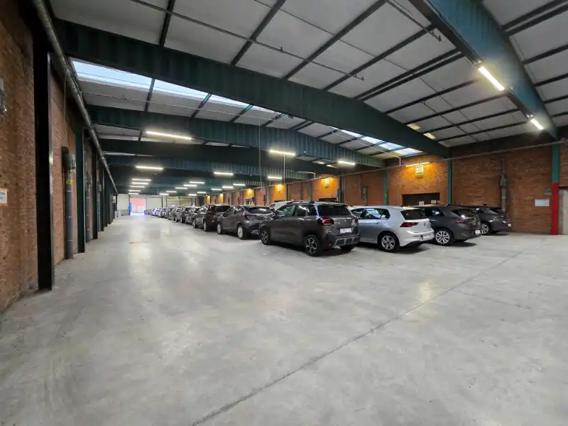 Industriële site met kantoorruimte te huur foto 2