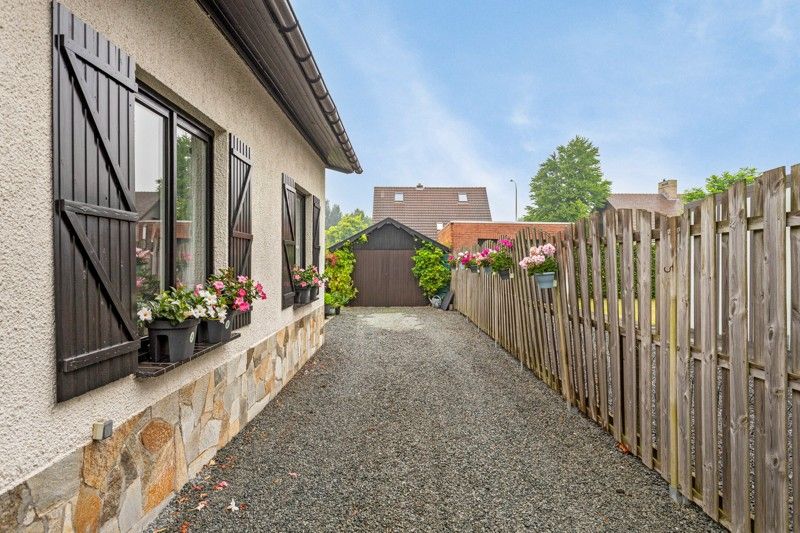 Charmante bungalow met drie slaapkamer, garage en tuin in rustige wijk foto 2