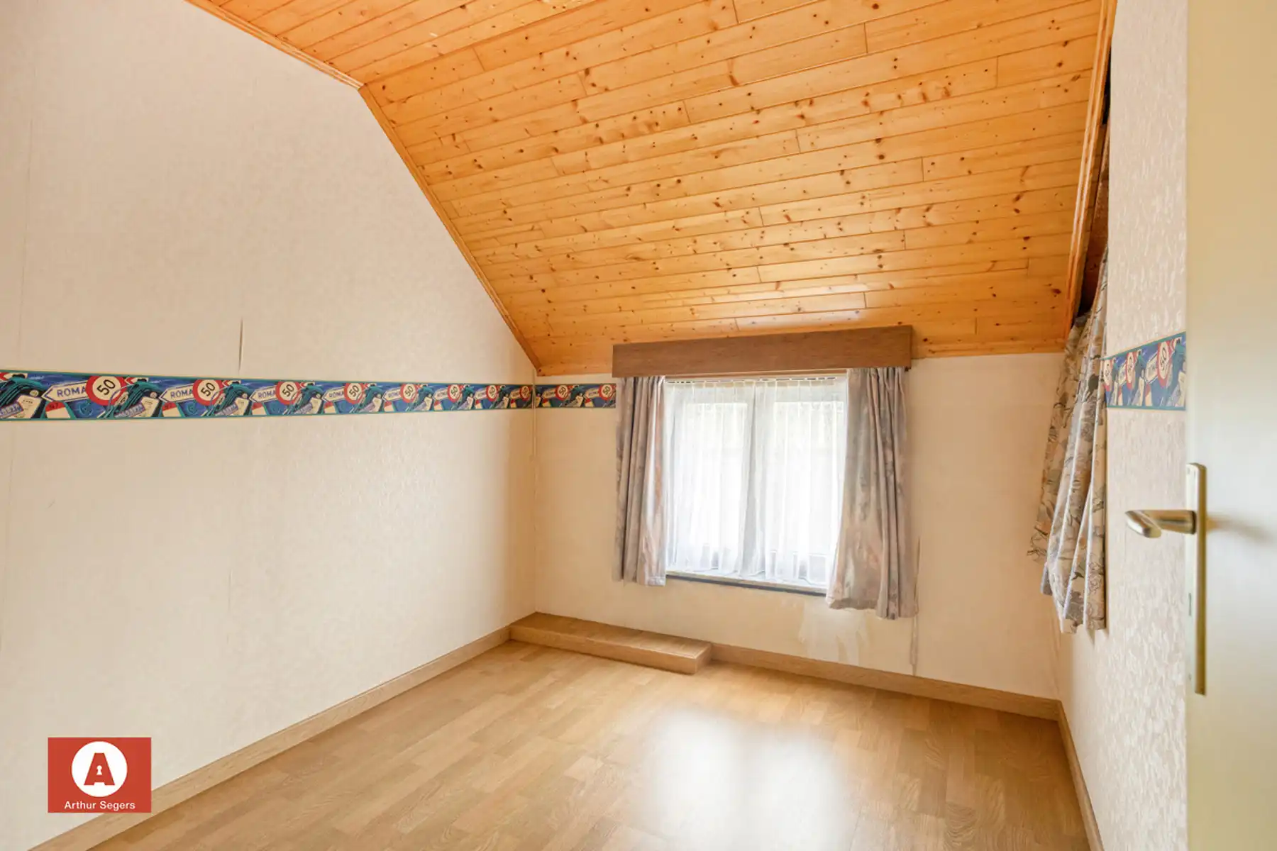 Instapklare HOB met oprit & dubbele garage met zolder. foto 24