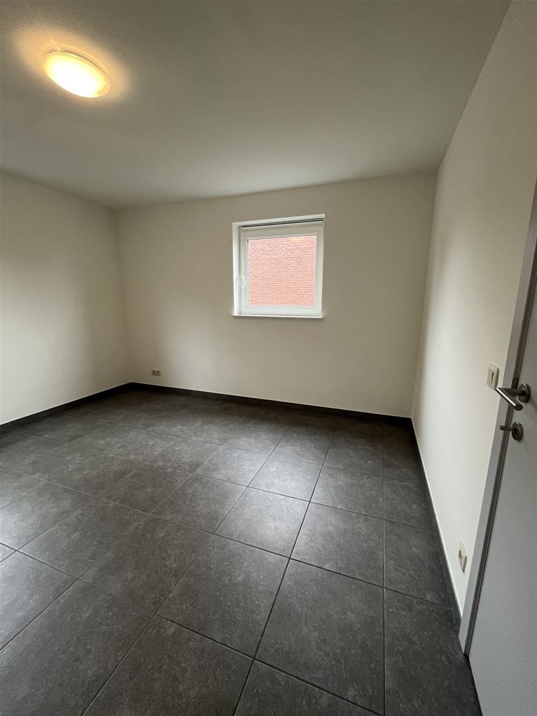 Instapklare stadswoning met 3 slaapkamers, aparte garage en tuintje. foto 13