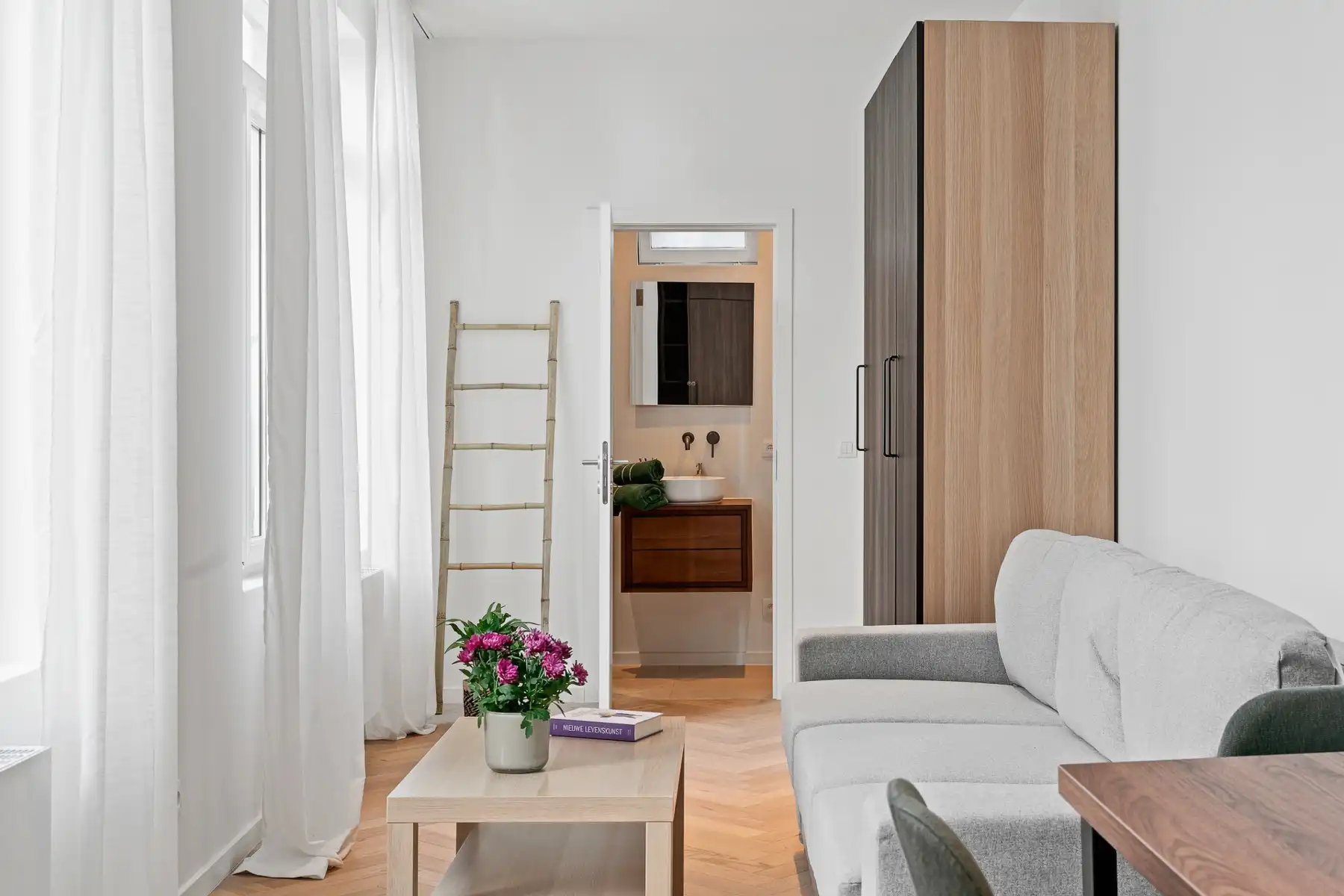 Gemeubelde studio te huur foto 5