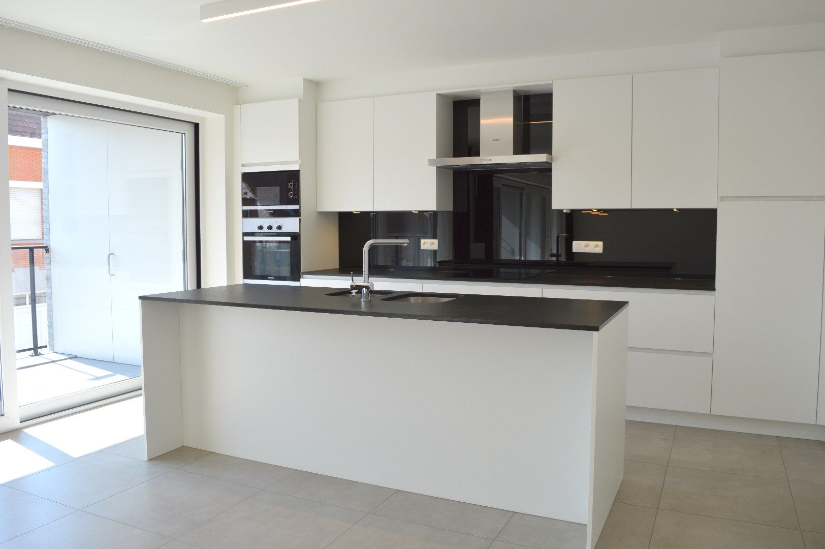 Prachtig ruim appartement met 3 slaapkamers in centrum Ledegem foto {{pictureIndex}}
