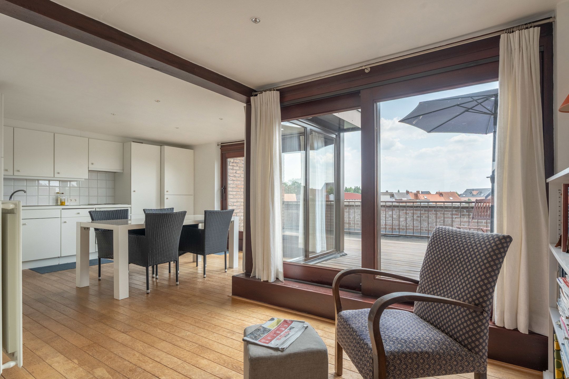 Duplex app met 2slpks, ruim terras en garagebox te Turnhout. foto 3