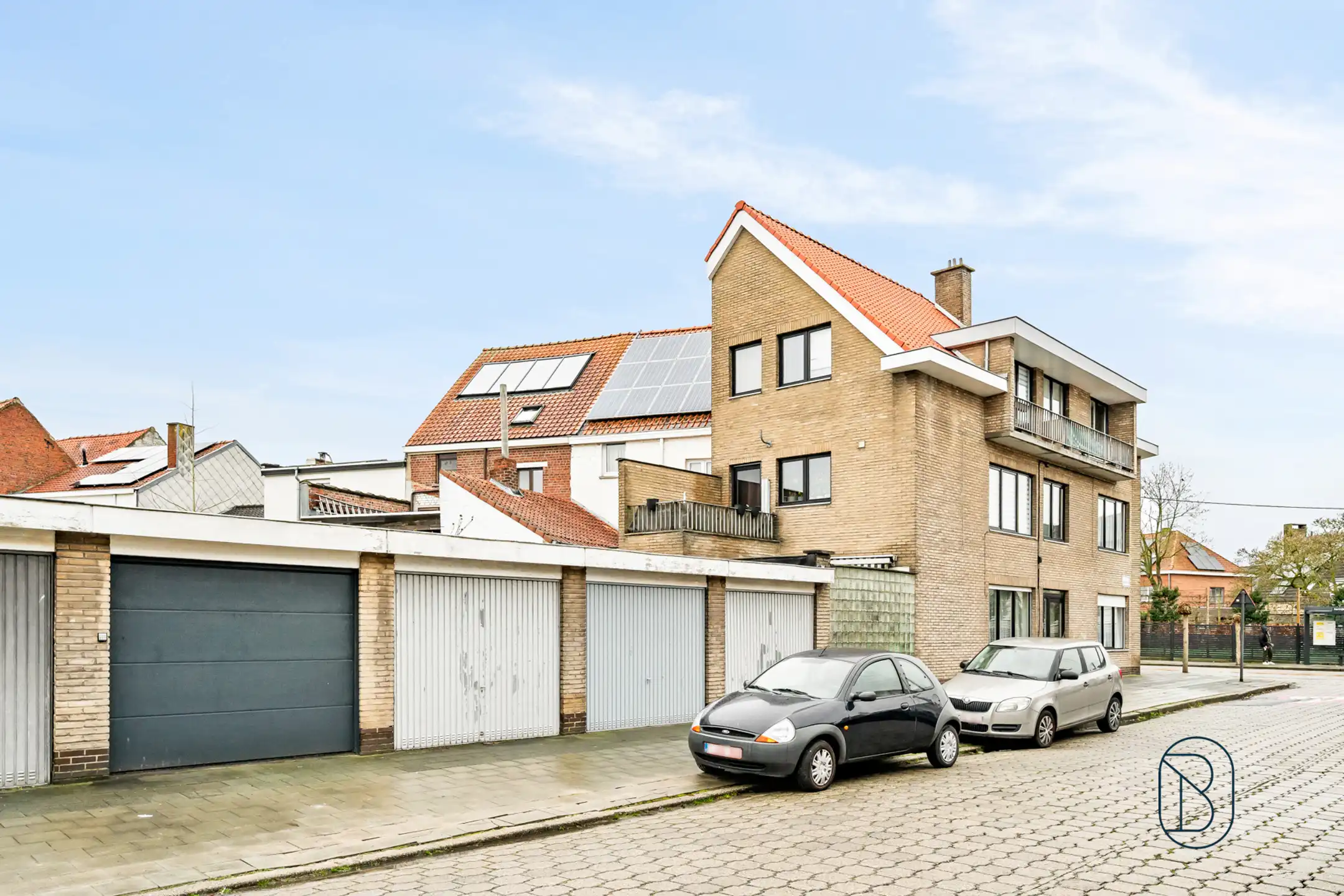 Topgelegen opbrengsteigendom: 3 appartementen en 3 garages foto 2