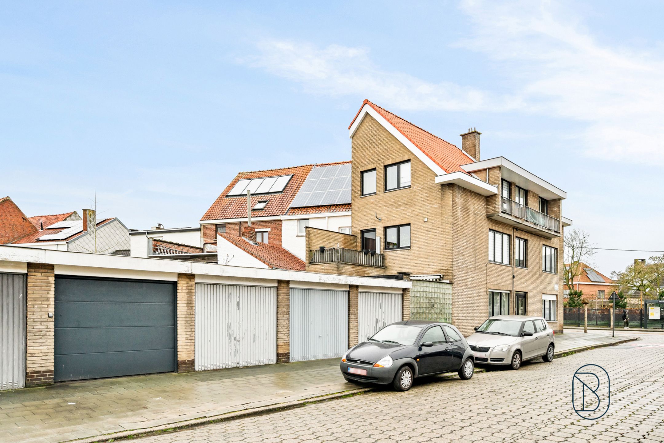 Topgelegen opbrengsteigendom: 3 appartementen en 3 garages foto 2