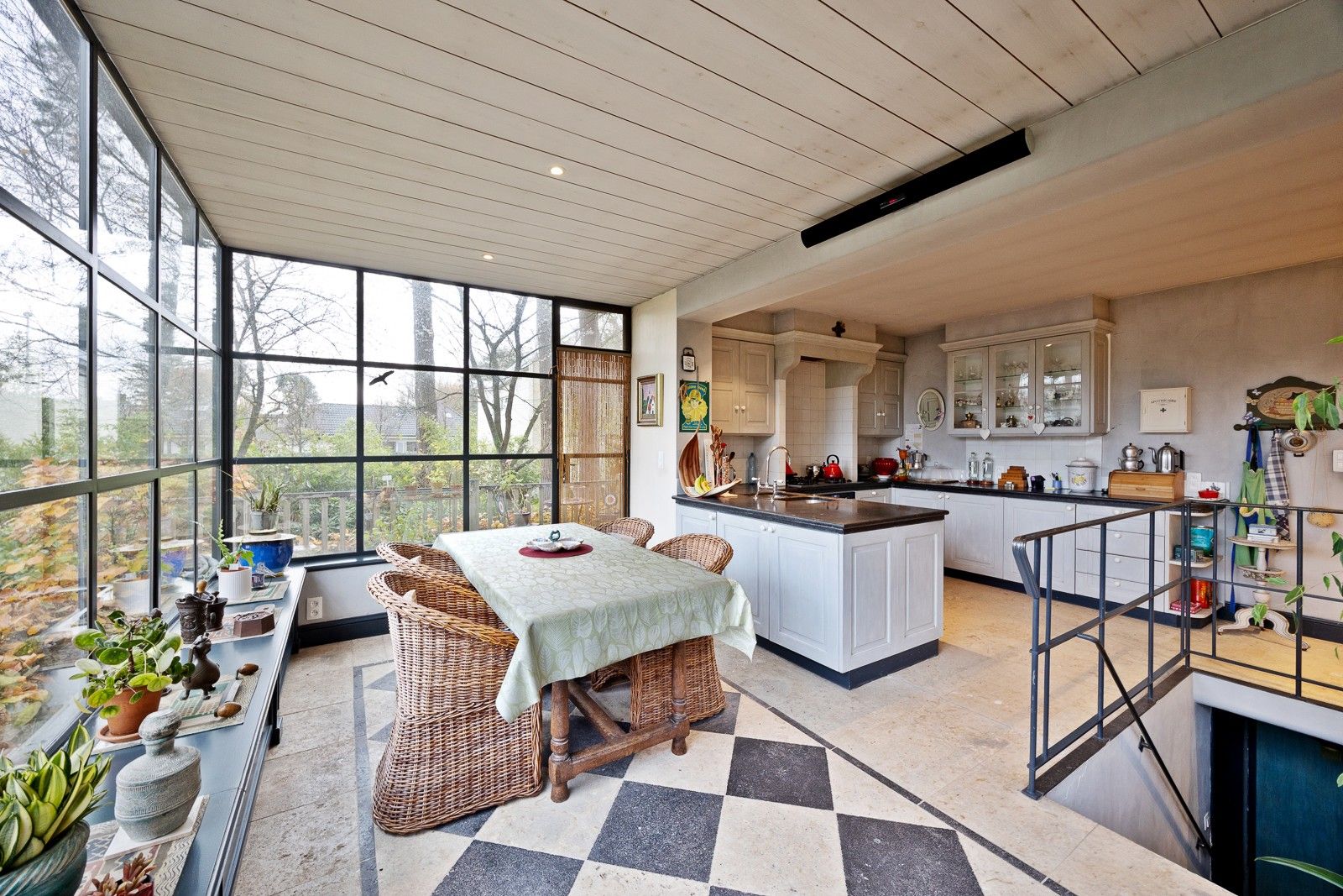 Hoofdfoto van de publicatie: Open bebouwing met grote garage of magazijn, gelegen volledig in het groen en ingericht met een 'charme-authentiek-interieur'