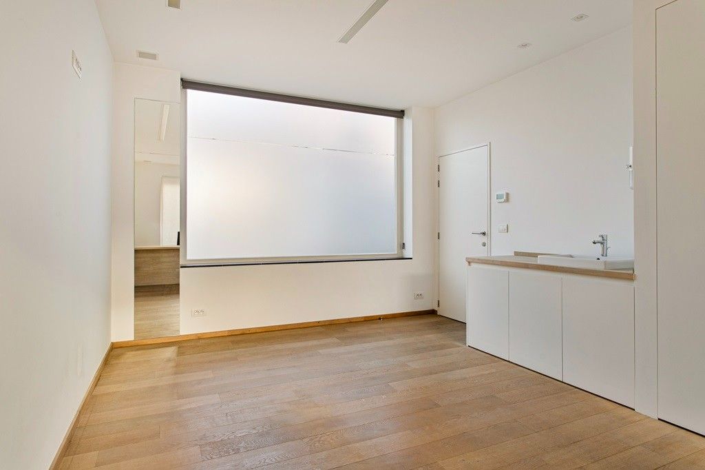 POPERINGE: Unieke woning met een perfecte balans tussen privéleven en professionele ambities - volledig gerenoveerd en instapklaar - met terrasje en dubbele garage op 111m² grondopp. foto 3