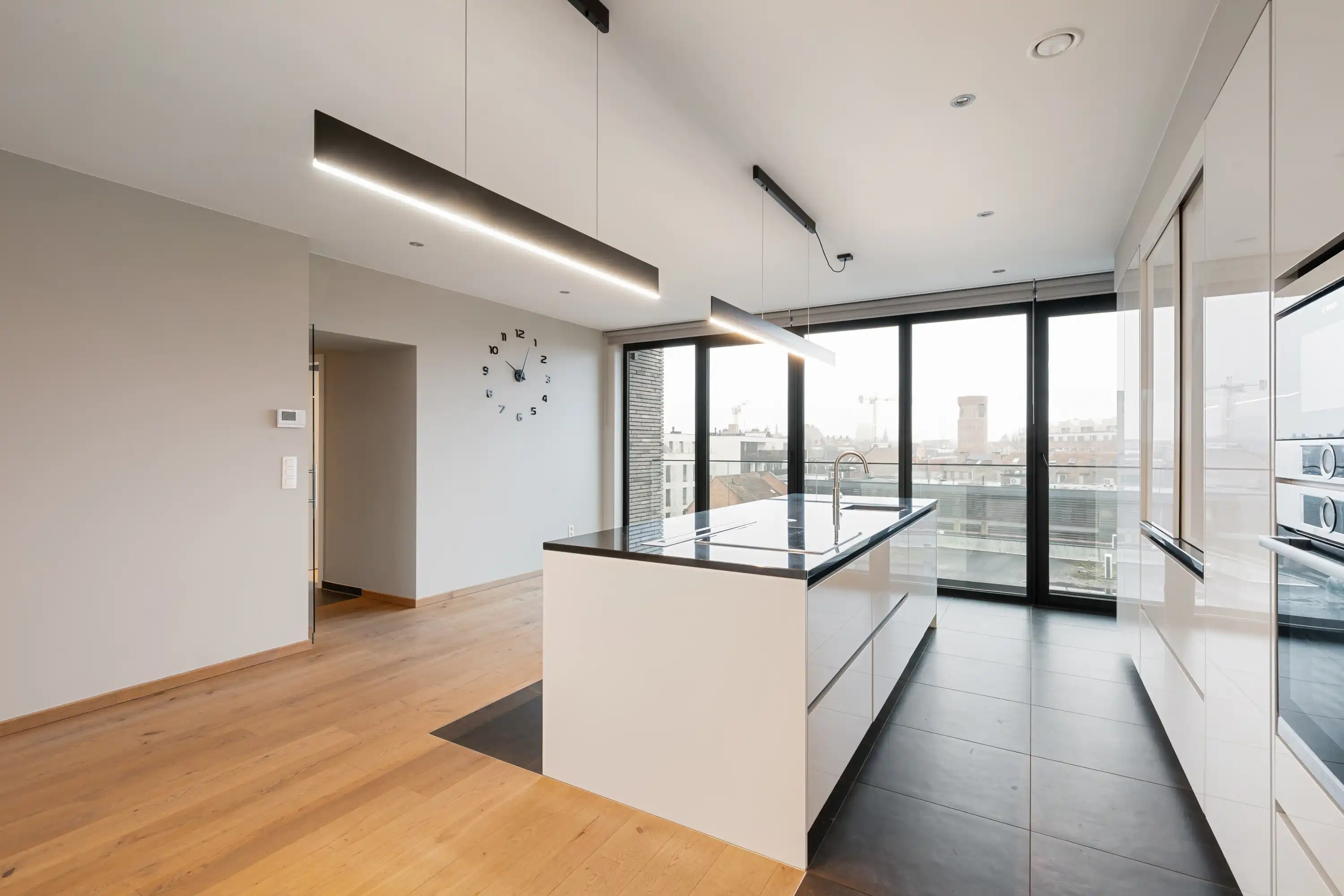 Luxueus afgewerkt appartement (2 terrassen + parking) foto 8
