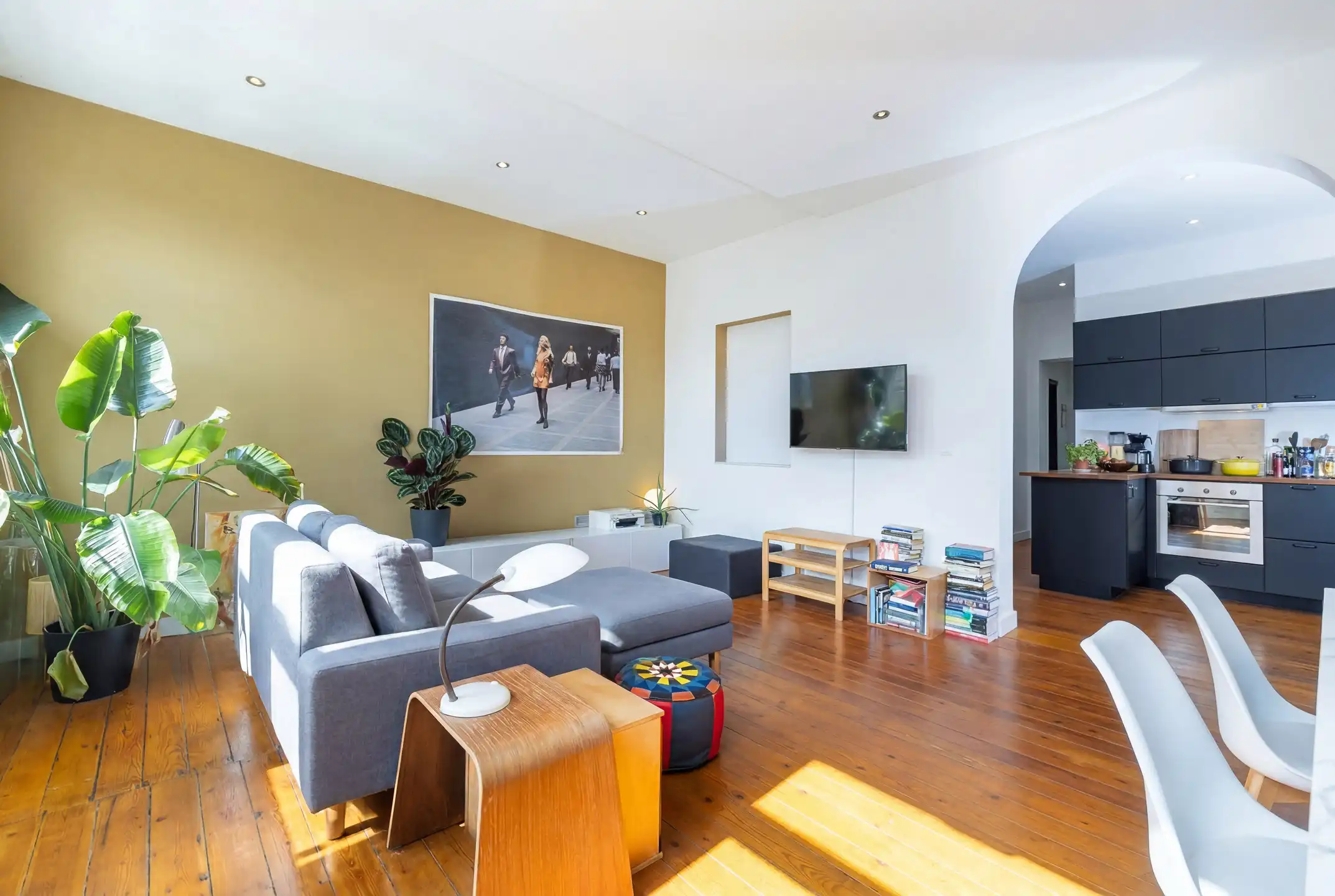 Lichtrijk gerenoveerd appartement met charme foto 2