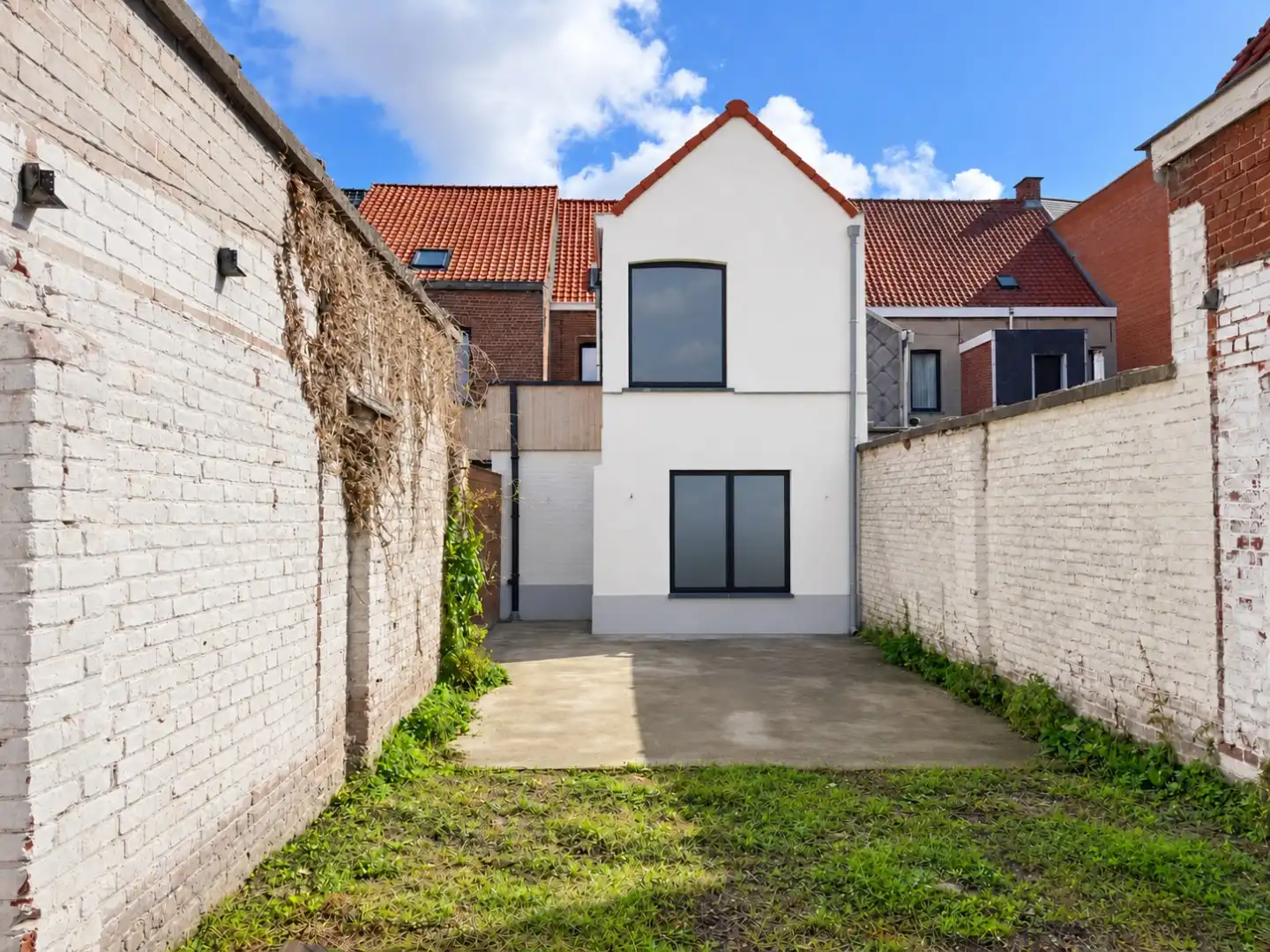 Grote vernieuwde woning met 4 kamers, uitweg en veel ruimte foto 19