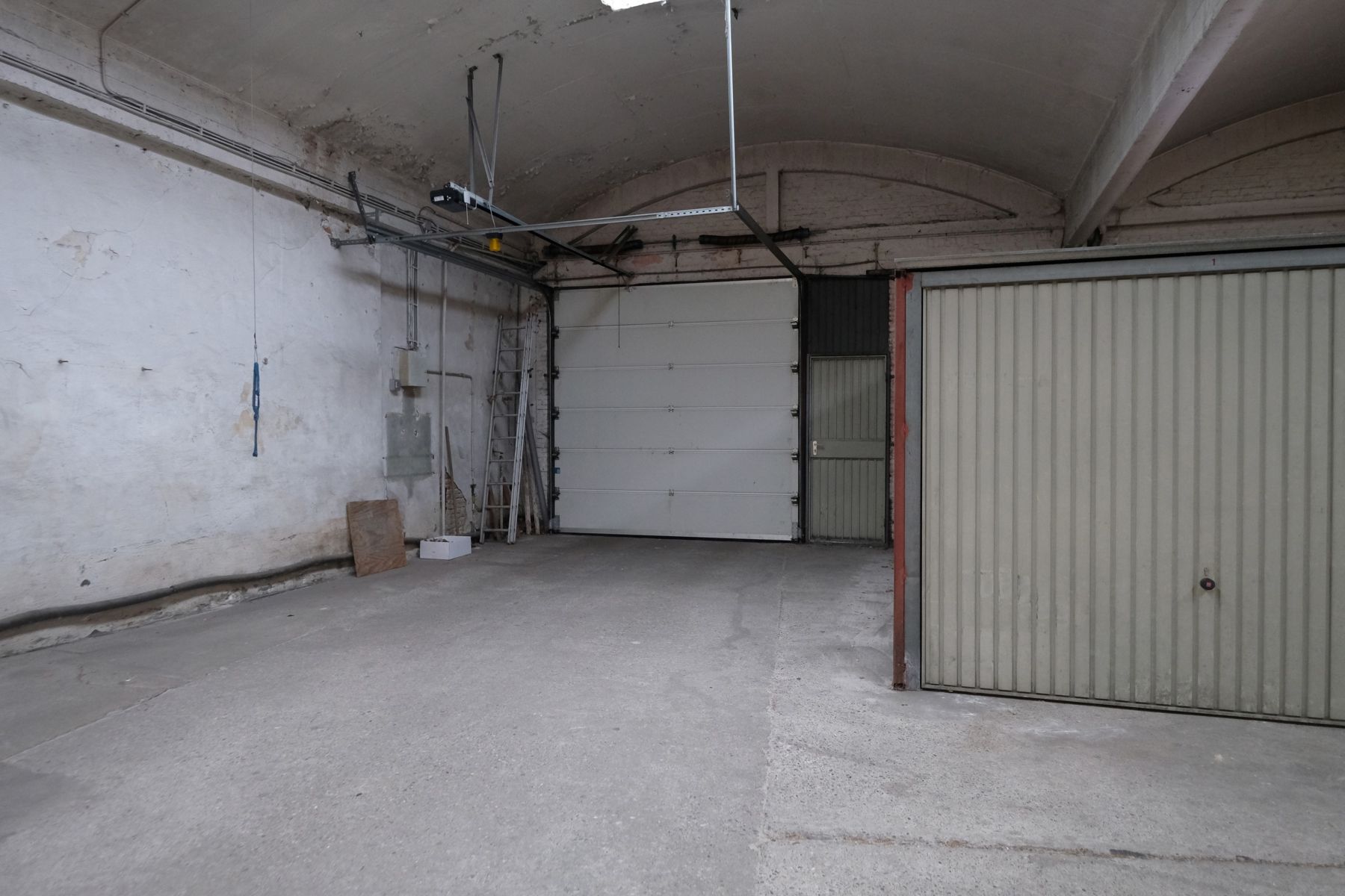 Ruime afgesloten garagebox in apart gebouw foto 2