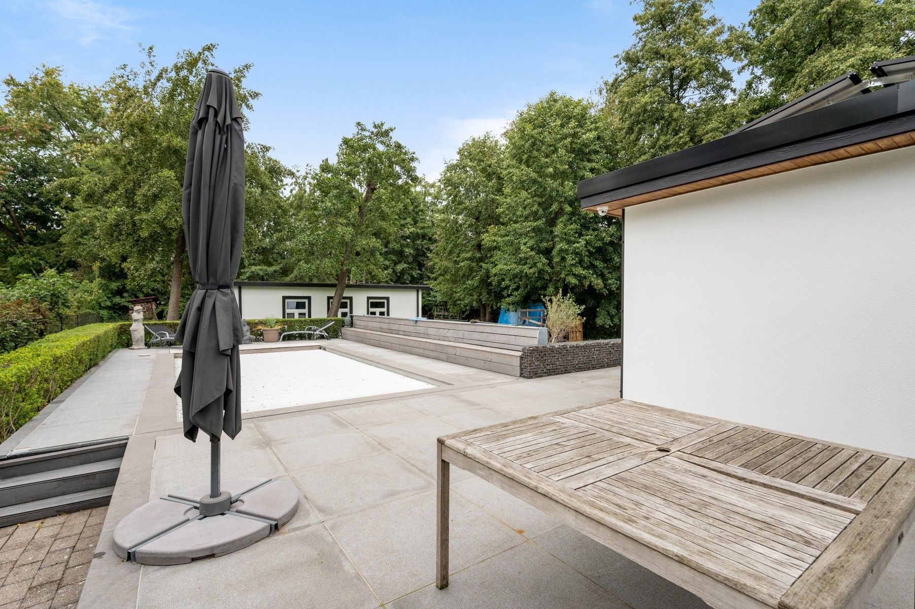 Lichtrijke laagbouwwoning met zwembad en werkplaats foto 7