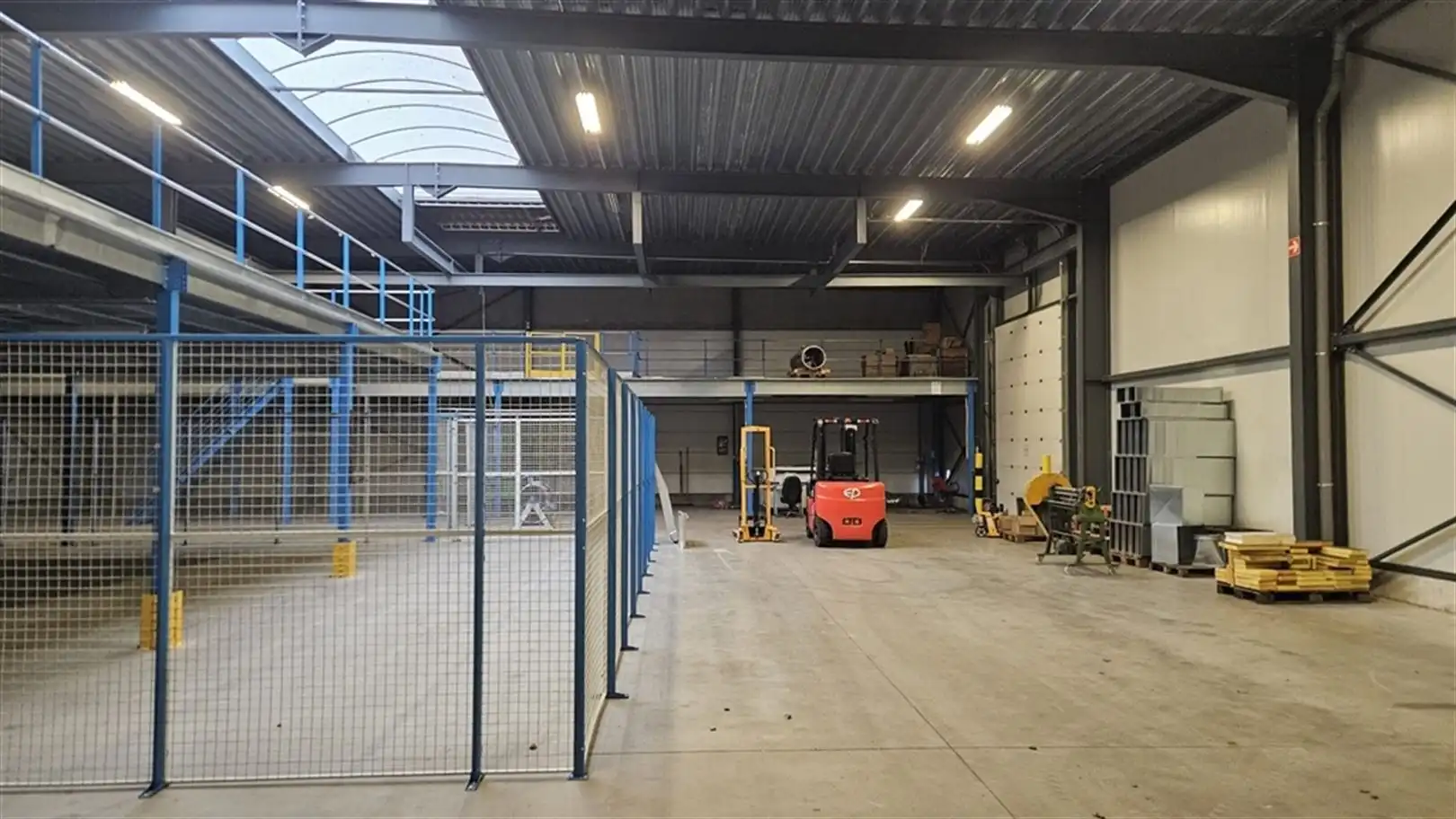 Magazijn met verhard terrein foto 6