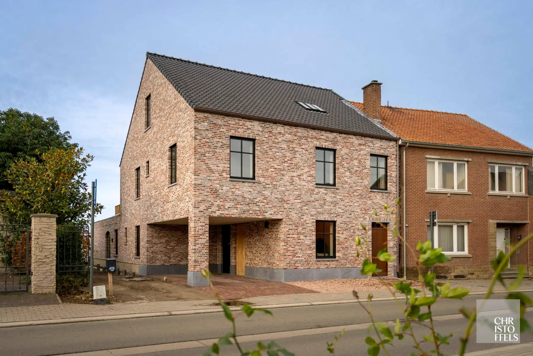 TE HUUR - Exclusieve en energiezuinige nieuwbouw met 3 slaapkamers én 3 badkamers te Bilzen-Hoeselt! foto {{pictureIndex}}