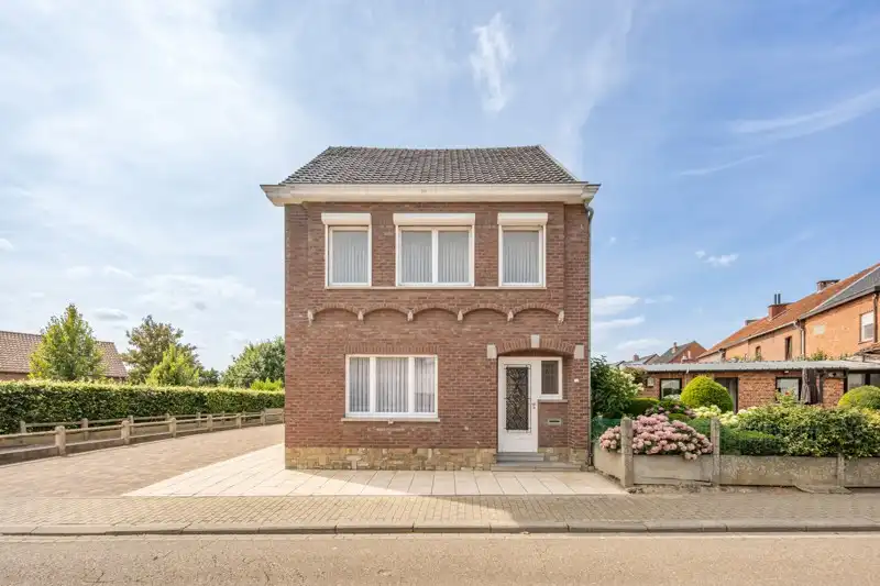 Hoofdfoto van de publicatie: Verzorgde woning met onderhoudsvriendelijke tuin op 2are 55ca en gelegen in het centrum van Kortenaken