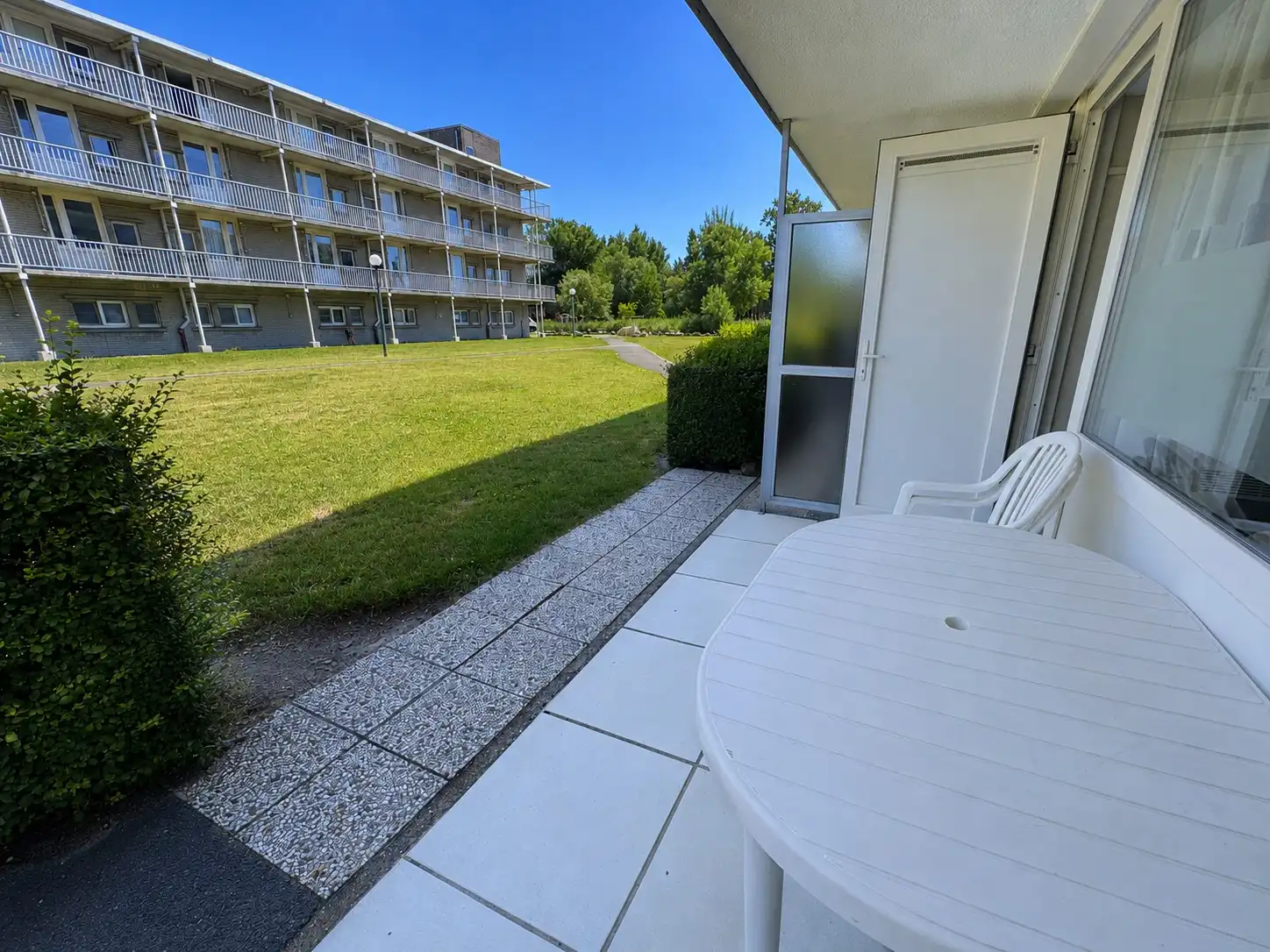 Te koop de Haan: Instapklaar gelijkvloers appartement met zonnig terras in een groene omgeving. foto 9
