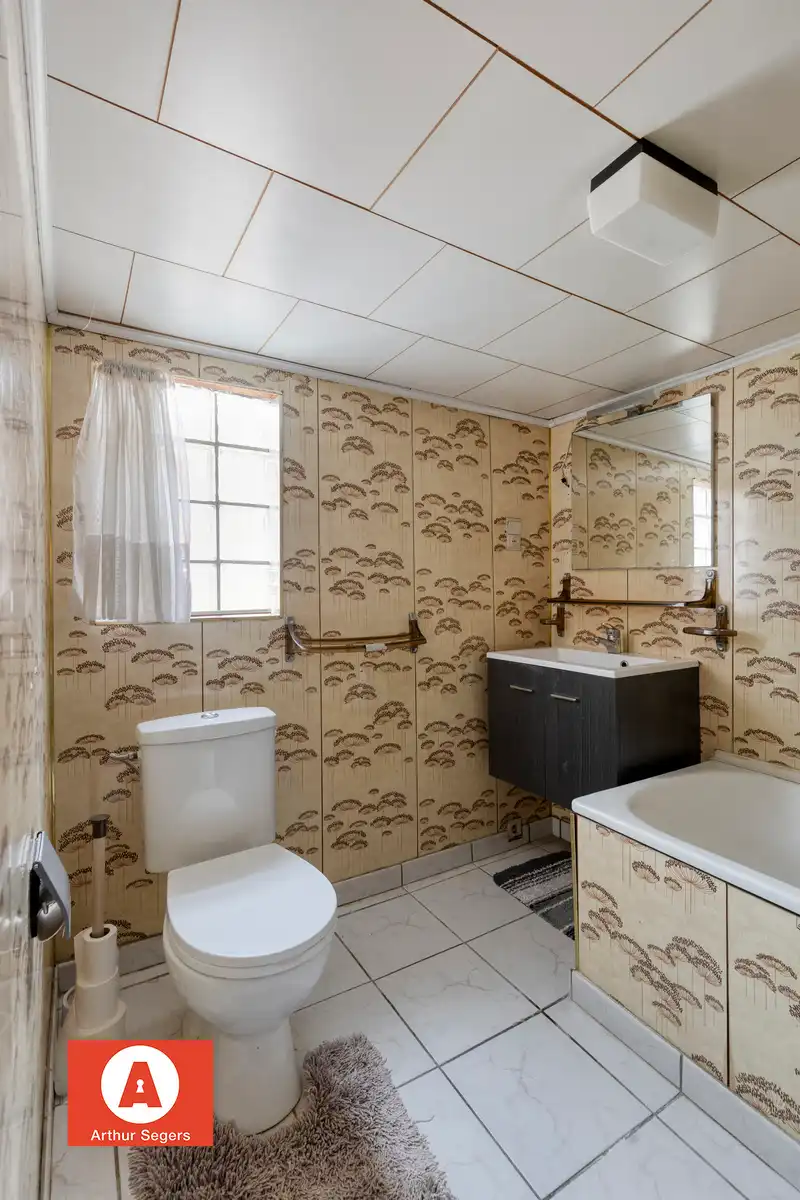 Solide half-open bebouwing met achtergelegen fietswegel. foto 15