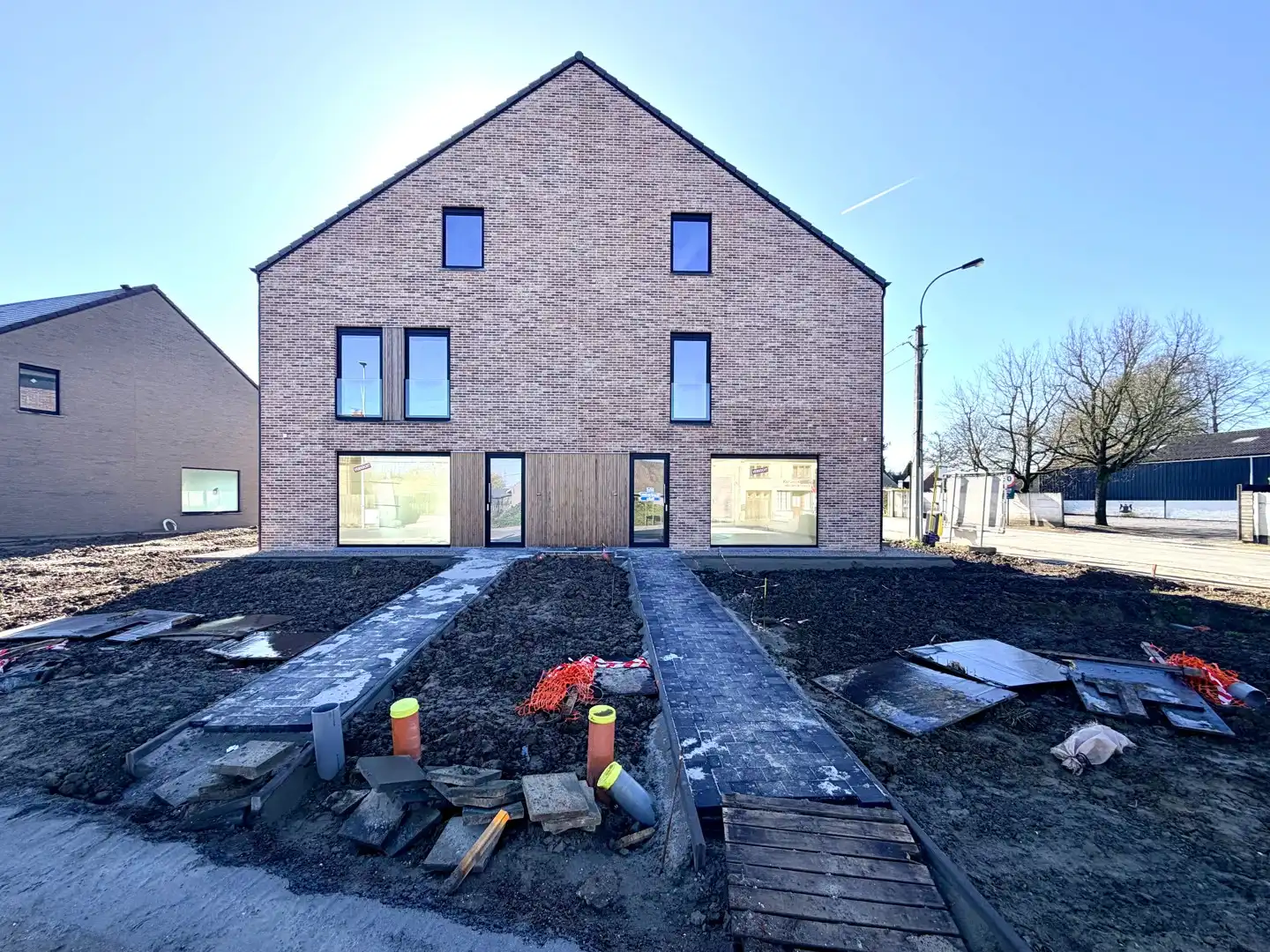 Uitzonderlijk ruime halfopen woning! foto {{pictureIndex}}