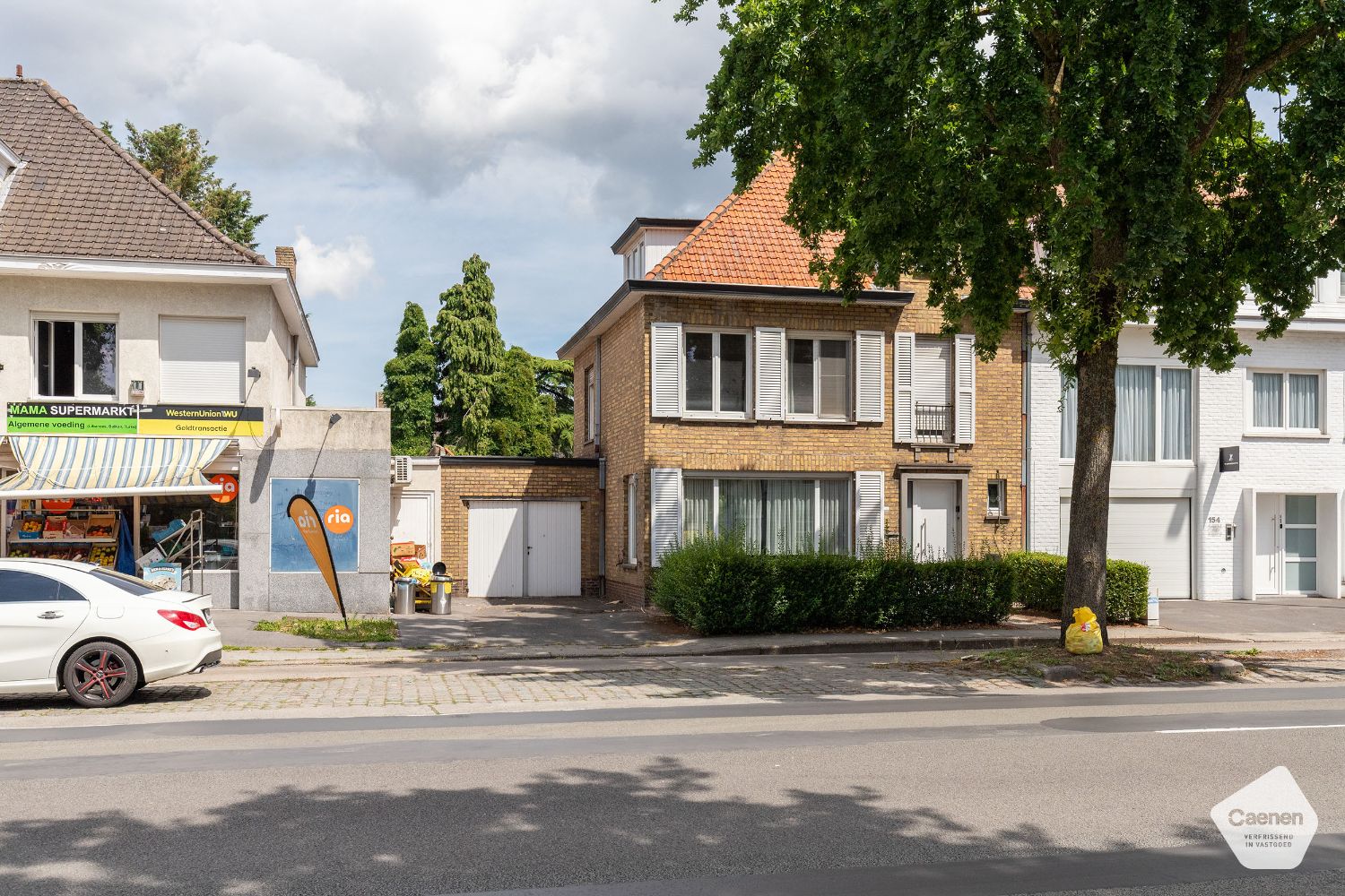 TE RENOVEREN STEVIGE HALF-OPEN WONING op CENTRALE LIGGING met 4 slaapkamers en GARAGE foto 2