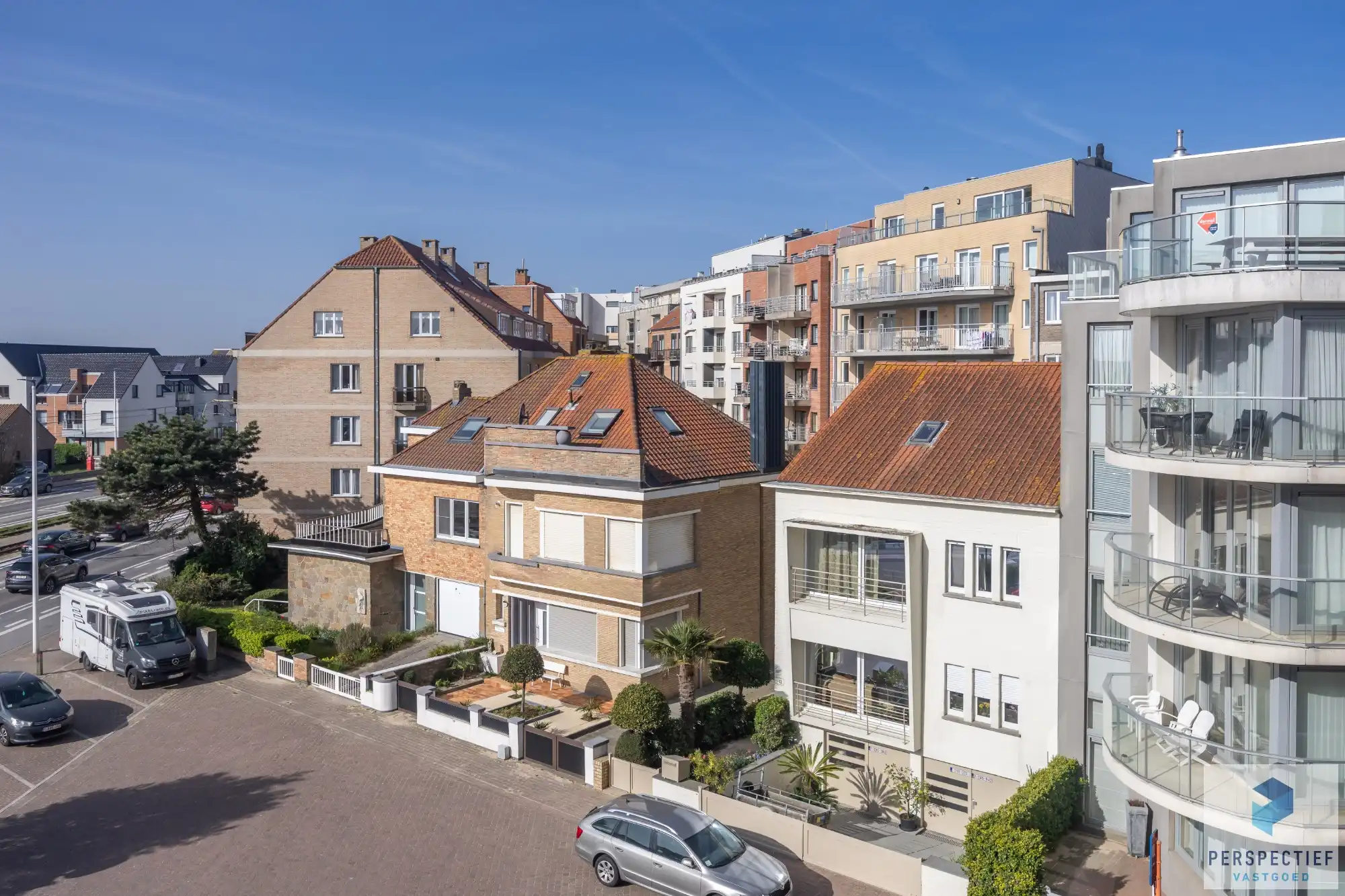 Goed gelegen ruim vernieuwd 2 slaapkamer appartement met terras en grote berging. foto 6