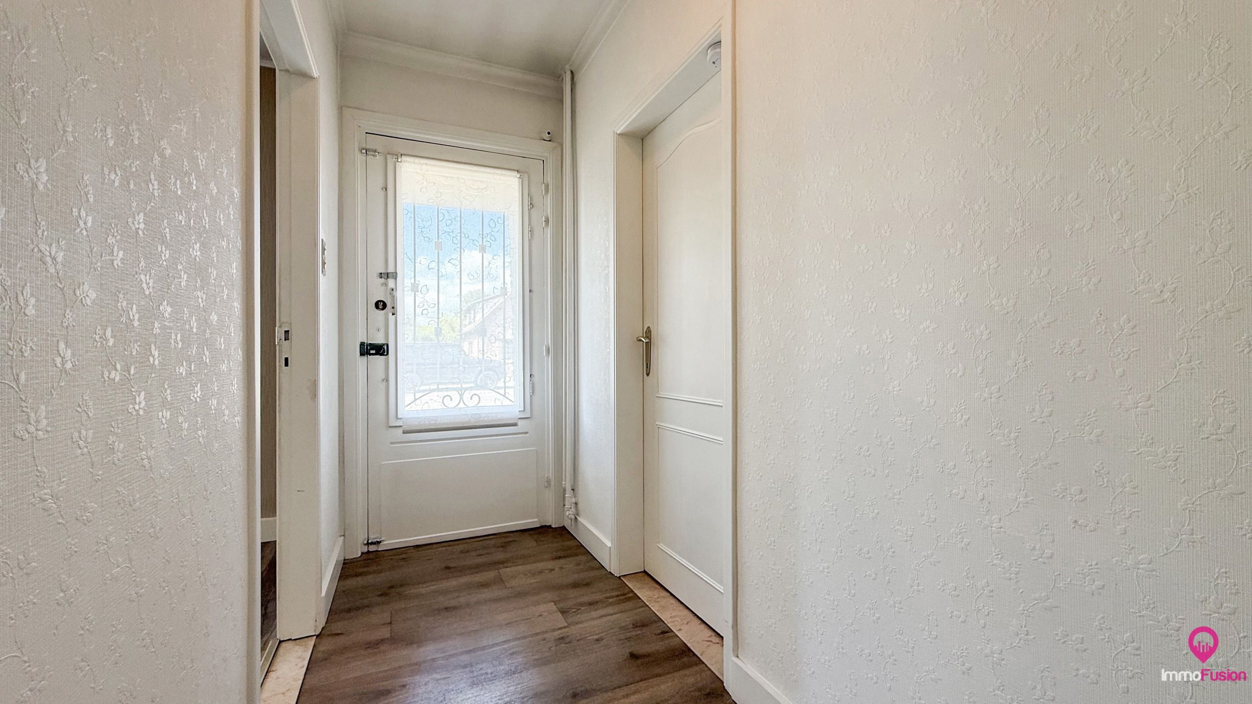 Gelijkvloerse open bebouwing op 6a45 met tuin & garage! foto 6