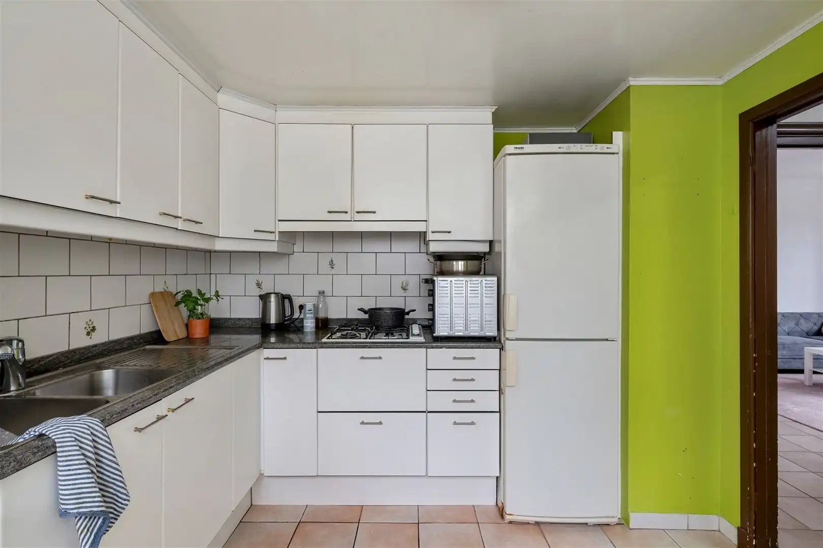 Verzorgd appt 2 slk met  privébergingen in hartje Merksem foto 9