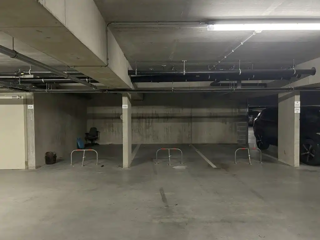 Inpandige parkeerplaats – uiterst centraal gelegen foto 6