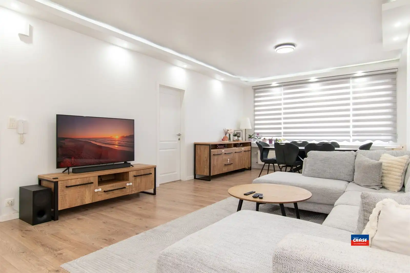 Gerenoveerd appartement met twee ruime slaapkamers en terras foto {{pictureIndex}}