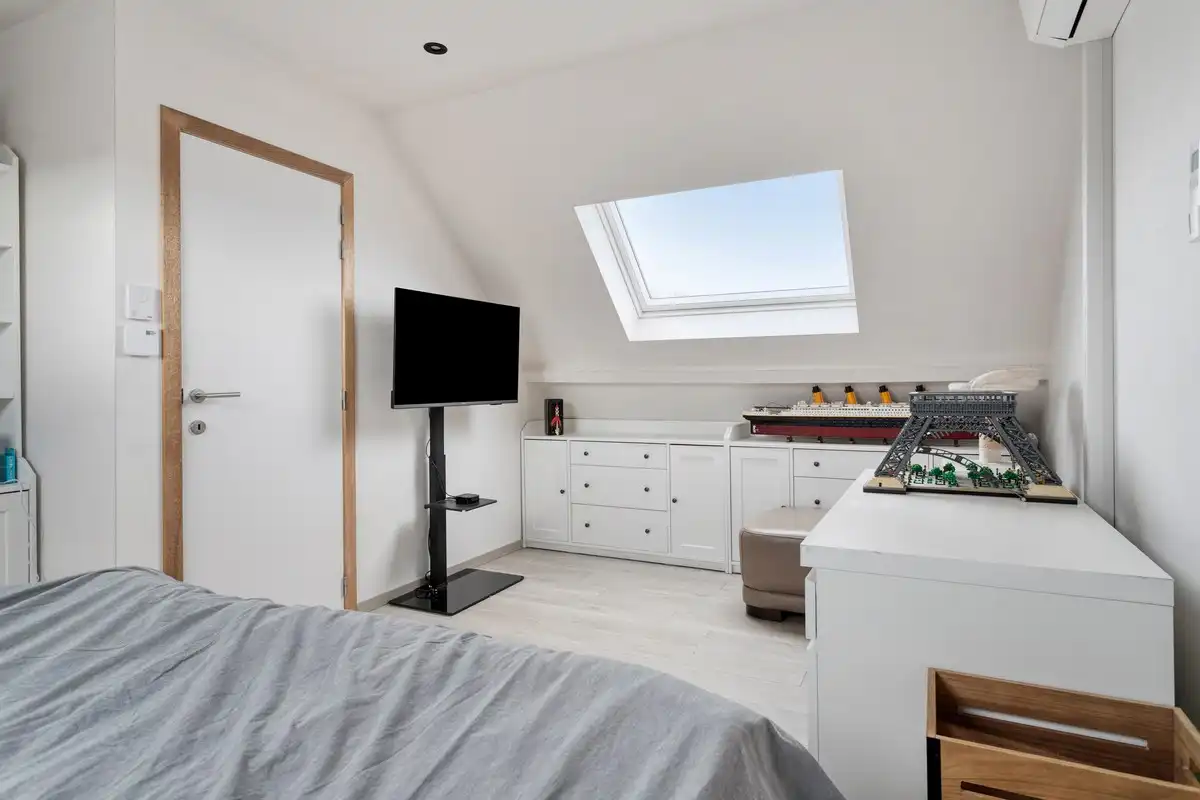 Gerenoveerde woning te koop in Heule met EPC A, conforme elektriciteit en ruime slaapkamers. foto 14