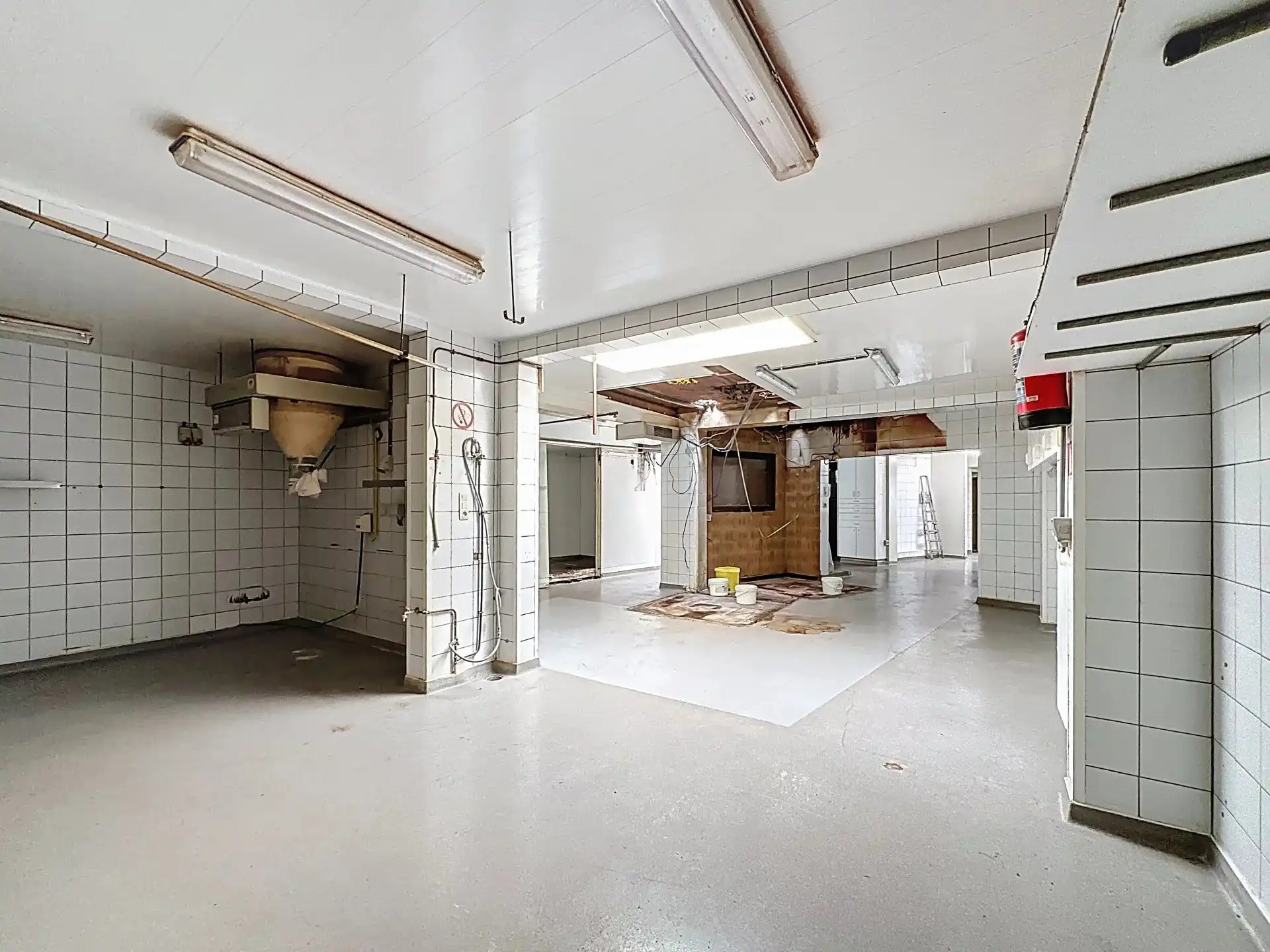 Handelspand met magazijn en bovengelegen appartement. foto 8