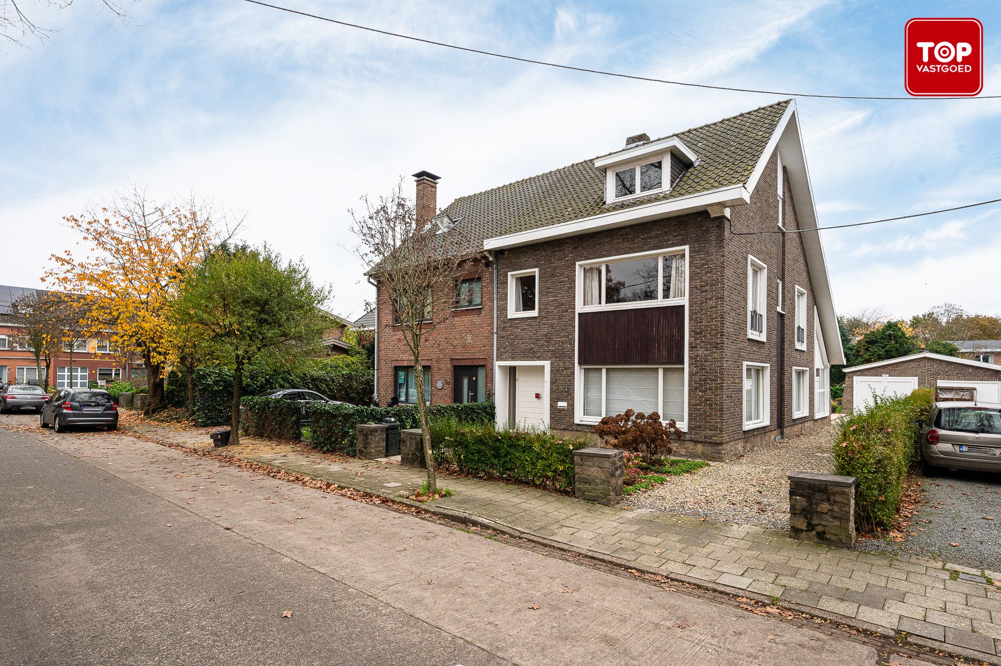 Half open woning met 4 slaapkamers en prachtige tuin foto 1